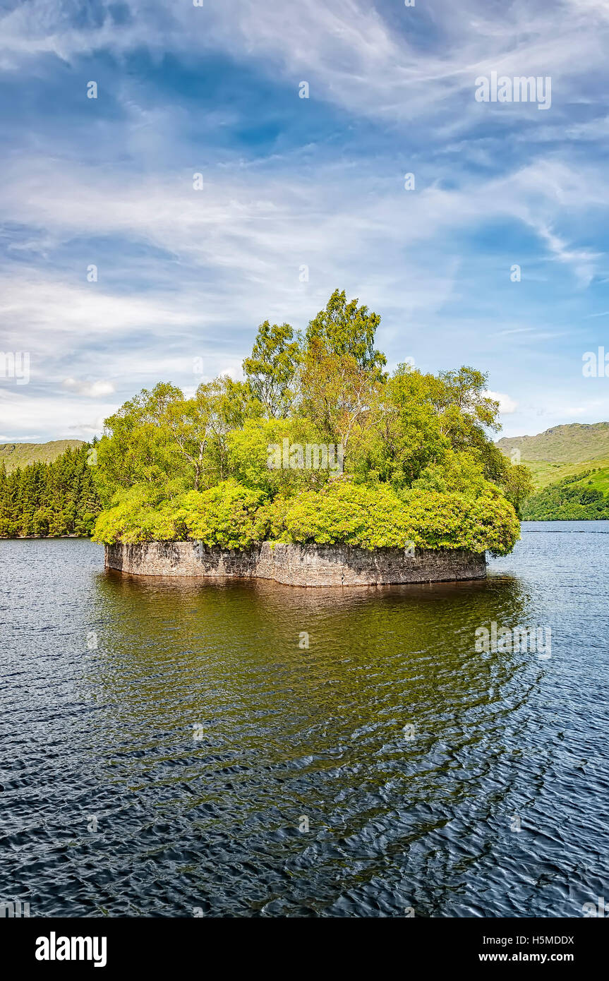 Lago de agua dulce en las tierras altas de Escocia, Loch Katrine. La foto es Factores Isle, donde Walter Scott escribieron un poema. Foto de stock