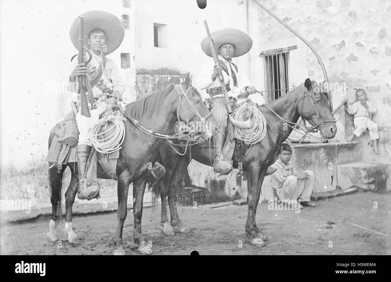 [Dos soldados a caballo revolucionario] Foto de stock