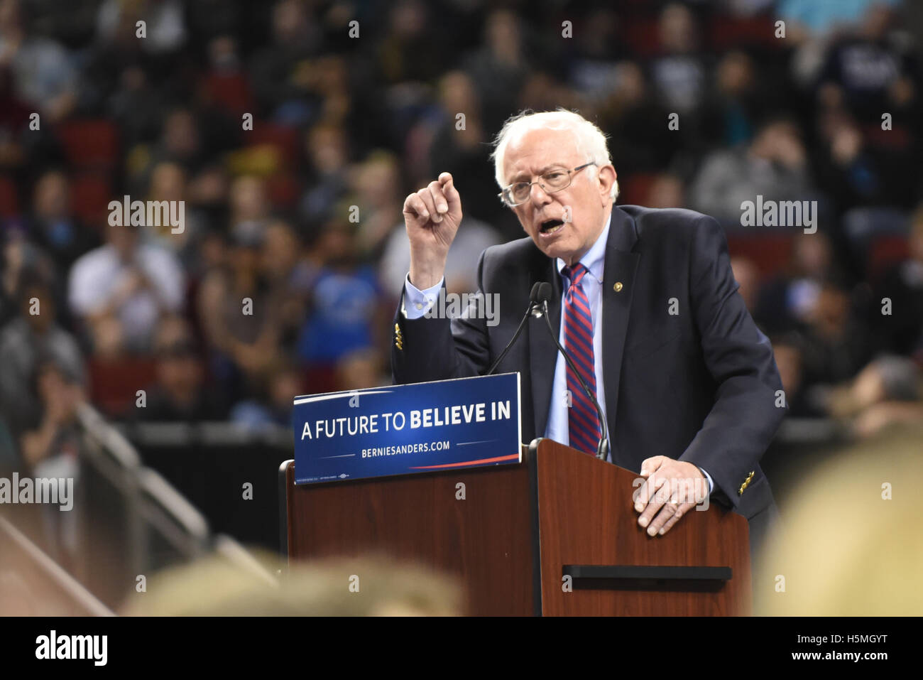El senador Bernie Sanders se dirige a la multitud a creer en el futuro Rally el 20 de marzo de 2016 en Seattle, Washington. Foto de stock