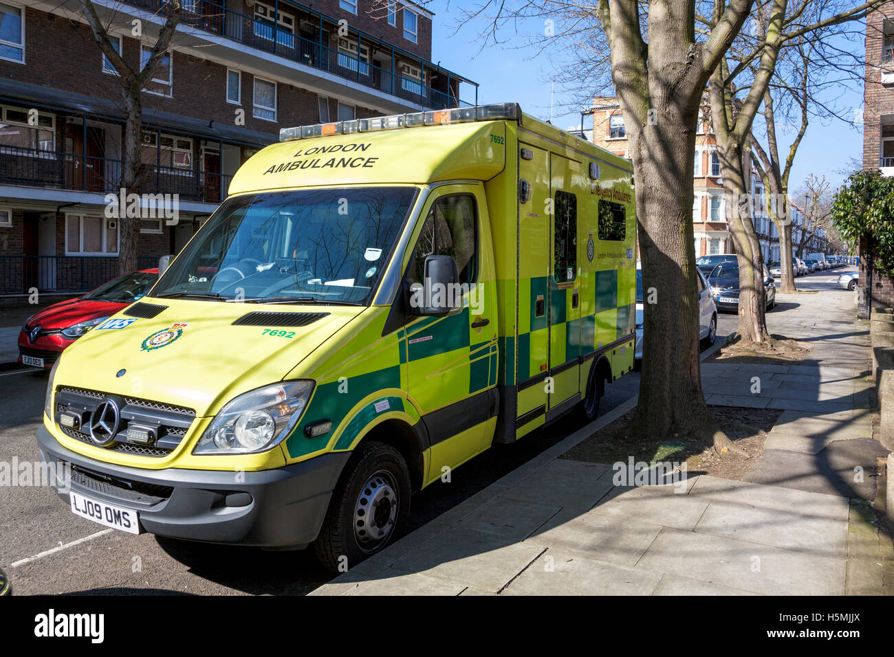 Ambulancia aparcada en una calle de Camden, Londres, Reino Unido. Foto de stock