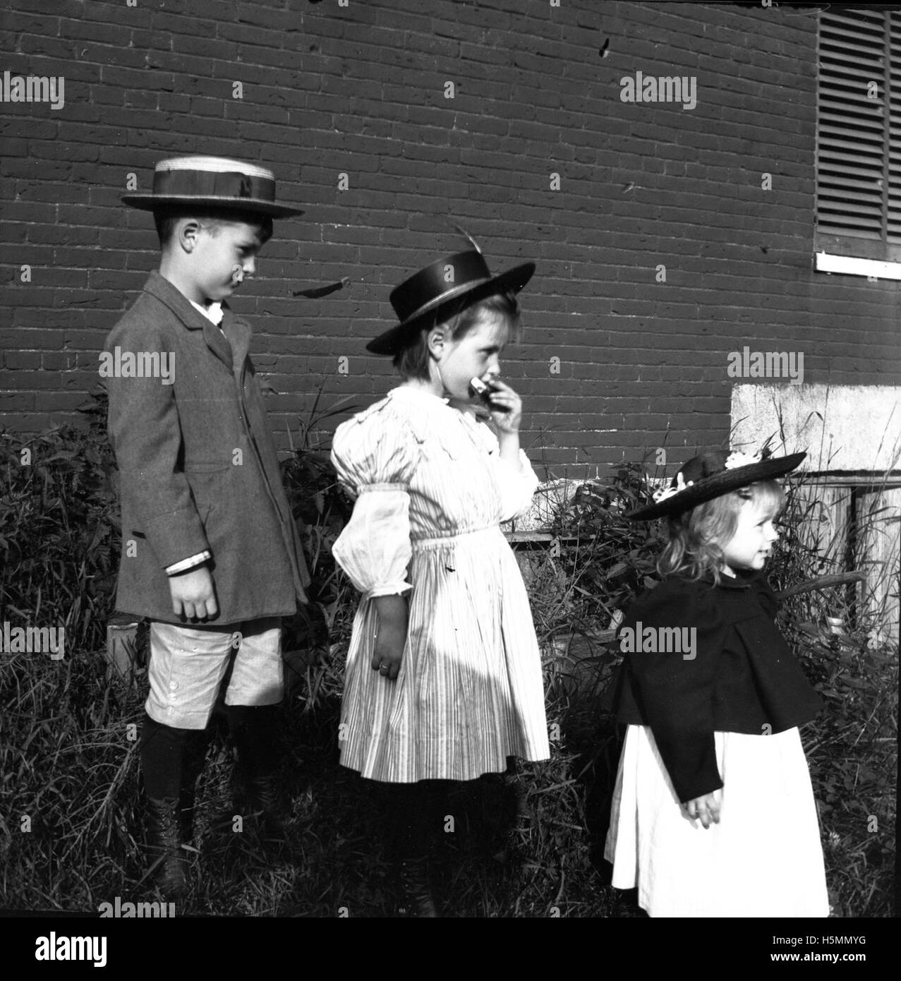 "John, Margaret y Augusta, julio de 1898.' Foto de niños de Dudley y Mary Parker Talbot. Foto de stock