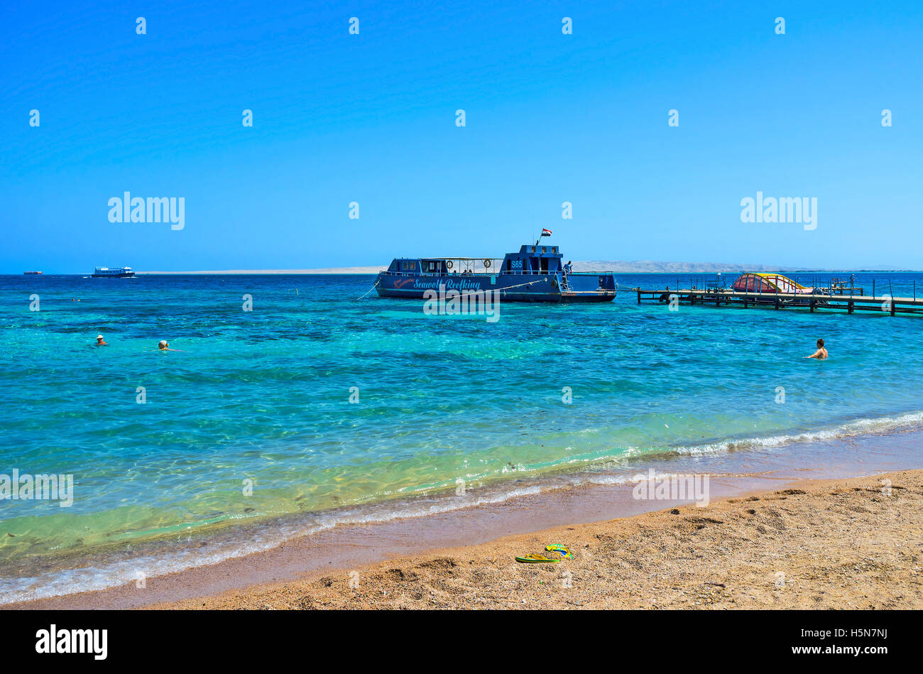 El brillante mar azul de Hurghada espera a los turistas para nadar o hacer un viaje Foto de stock