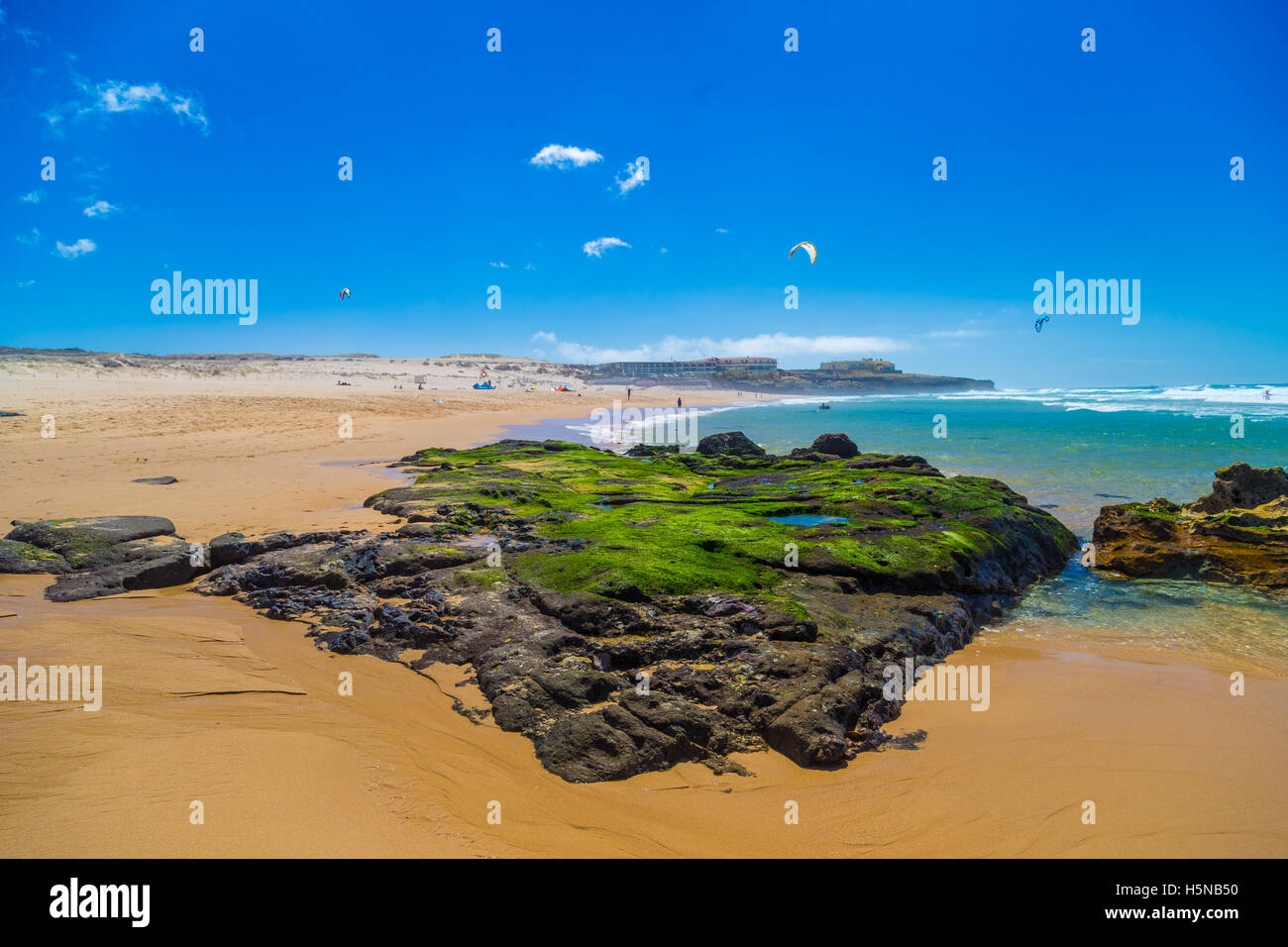 Rocas cubiertas de musgo de playa de Guincho sobre el Océano Atlántico cerca de Lisboa, Portugal. Foto de stock