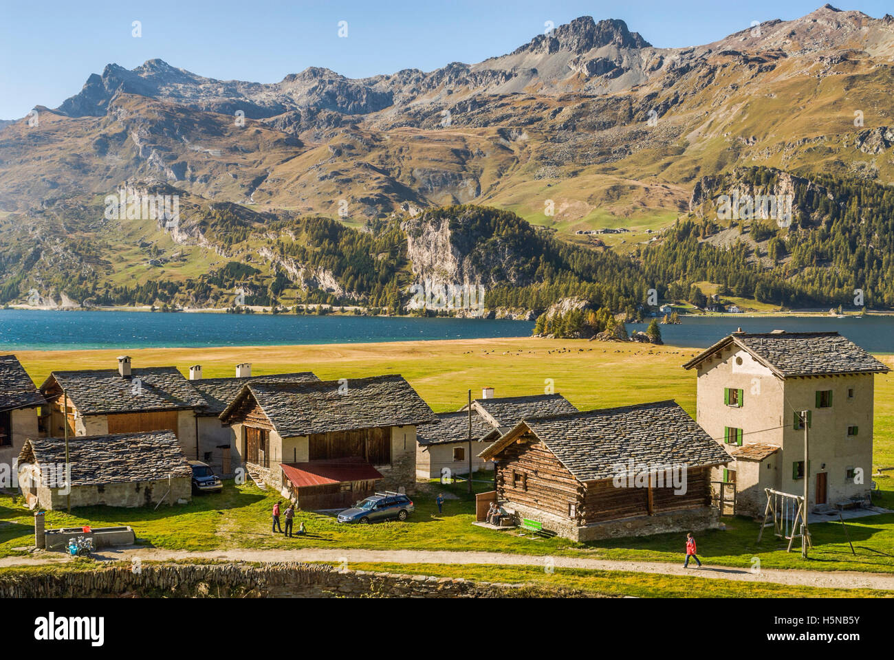 Aldea tradicional Isola en el lago Sils en otoño, Suiza Foto de stock