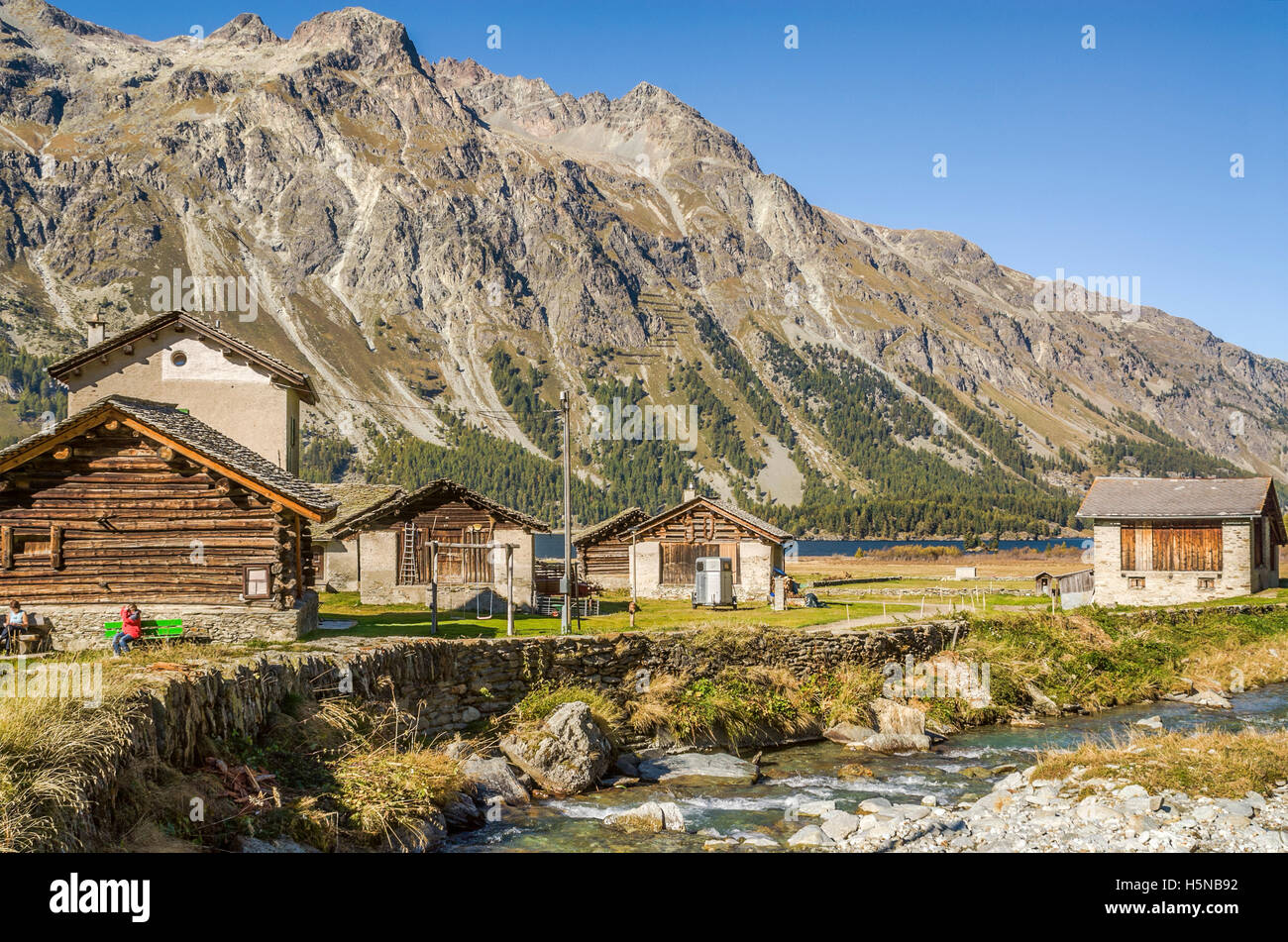 Tradicional Pueblo Isola en el Lago de Sils, en otoño, Suiza Foto de stock