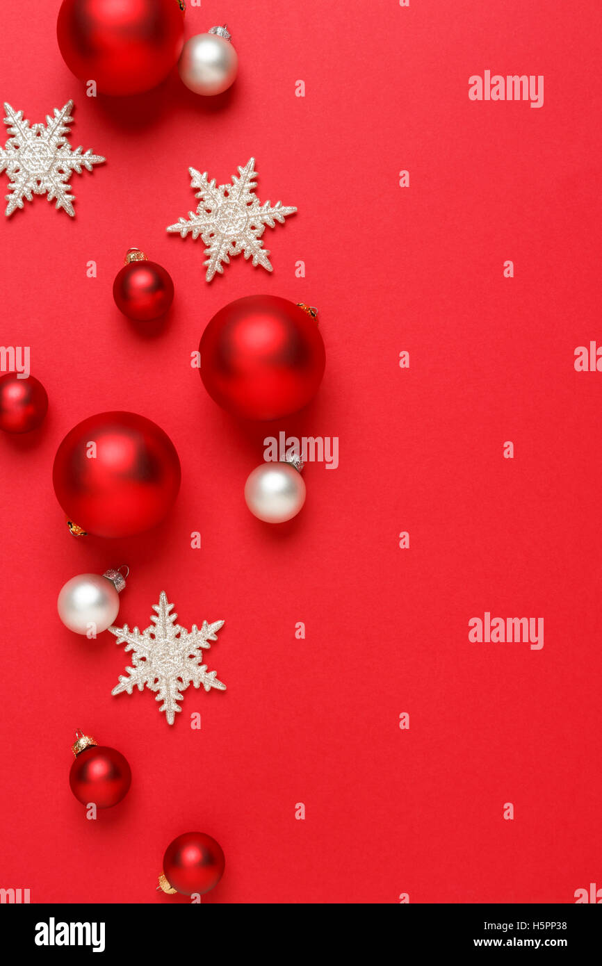 Adornos navideños de fondo. Classic bolas de cristal rojo y blanco con bolas de nieve giltter borde vertical. Foto de stock