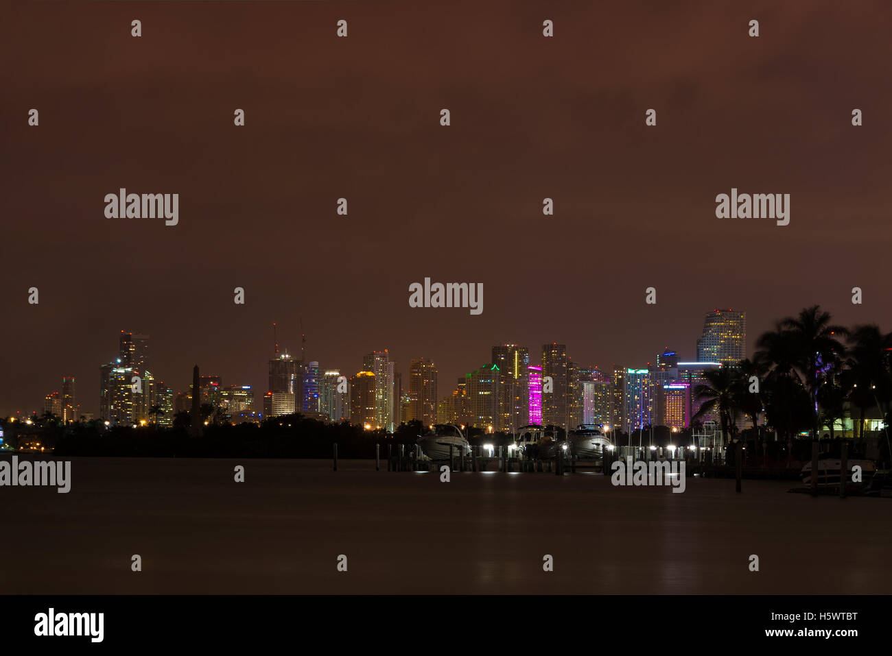 Larga exposición nocturna del centro de la ciudad de Miami, Florida, visto desde Miami Beach. Foto de stock