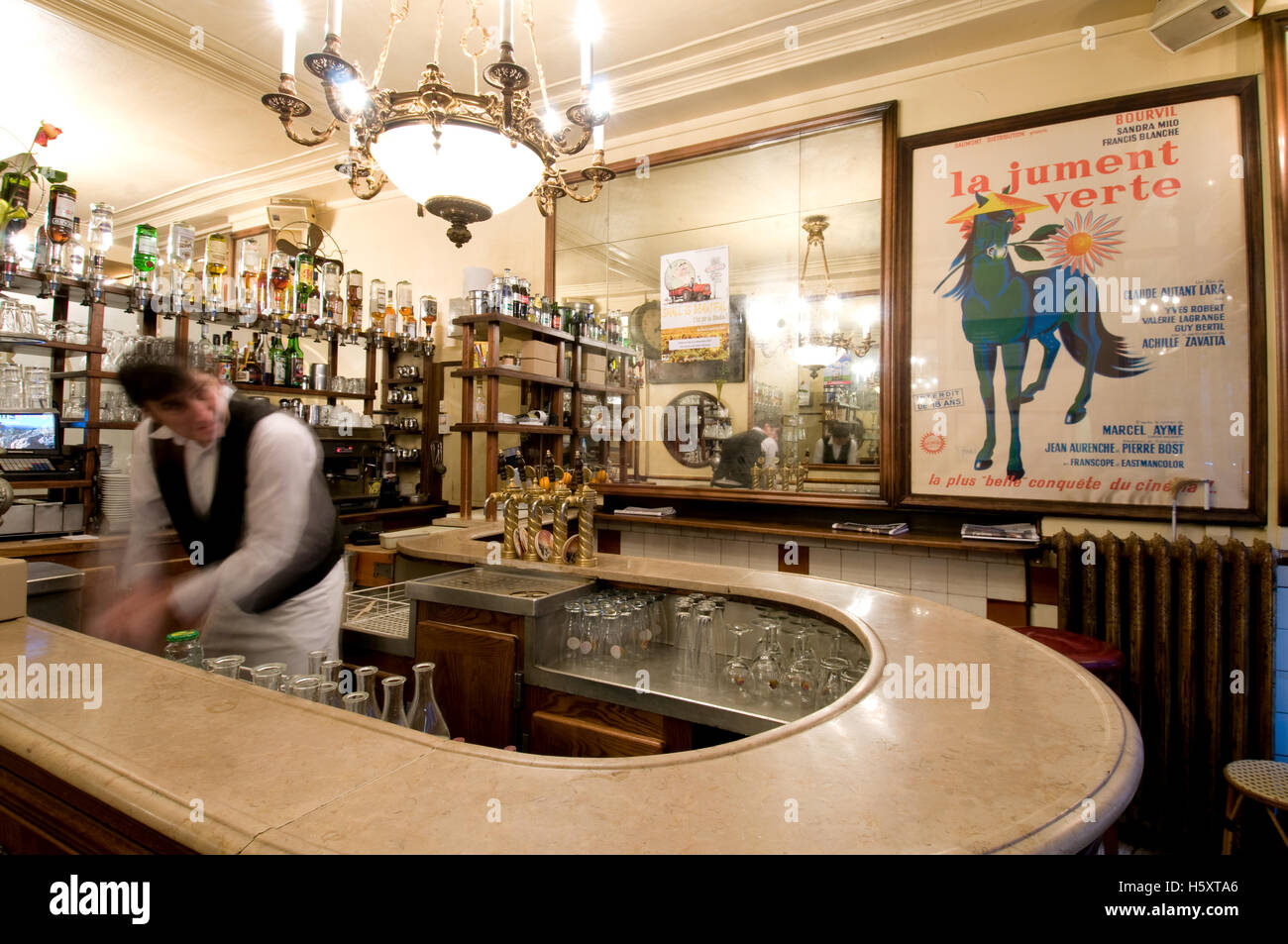 El Hermoso vintage de herradura "comptoir" en Au Petit Fer A Cheval en París, Francia Foto de stock