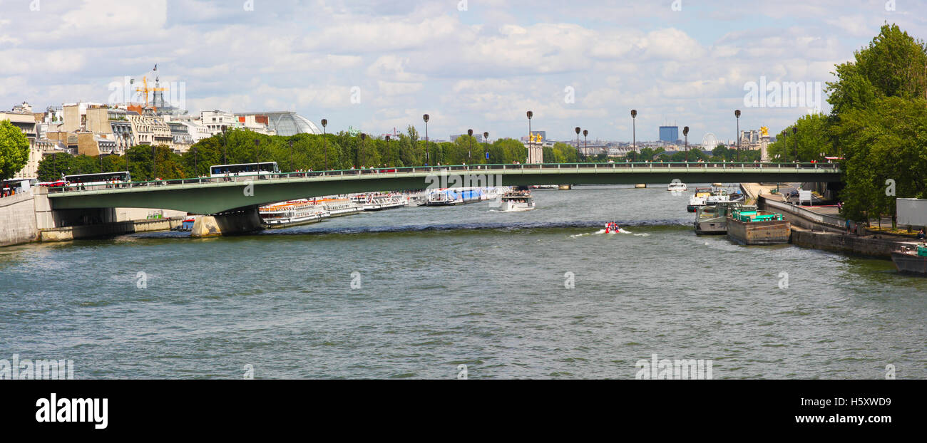 Pont de l'Alma, Alma Puente, atraviesa el río Sena de norte a sur en el centro de París Foto de stock