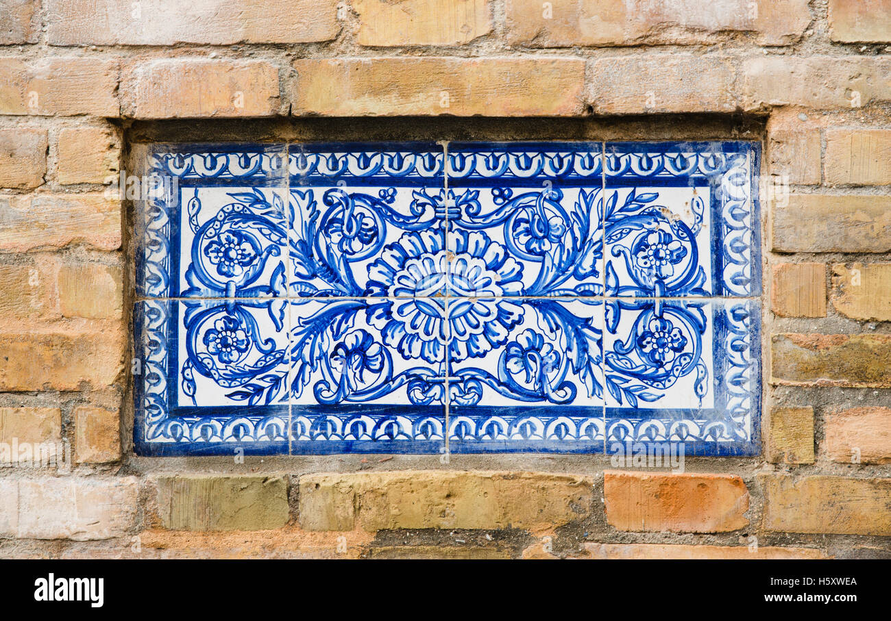 Azulejos decorativos o azulejo en el exterior de la antigua fábrica de  tabaco Sevilla Andalucía España Europa Fotografía de stock - Alamy