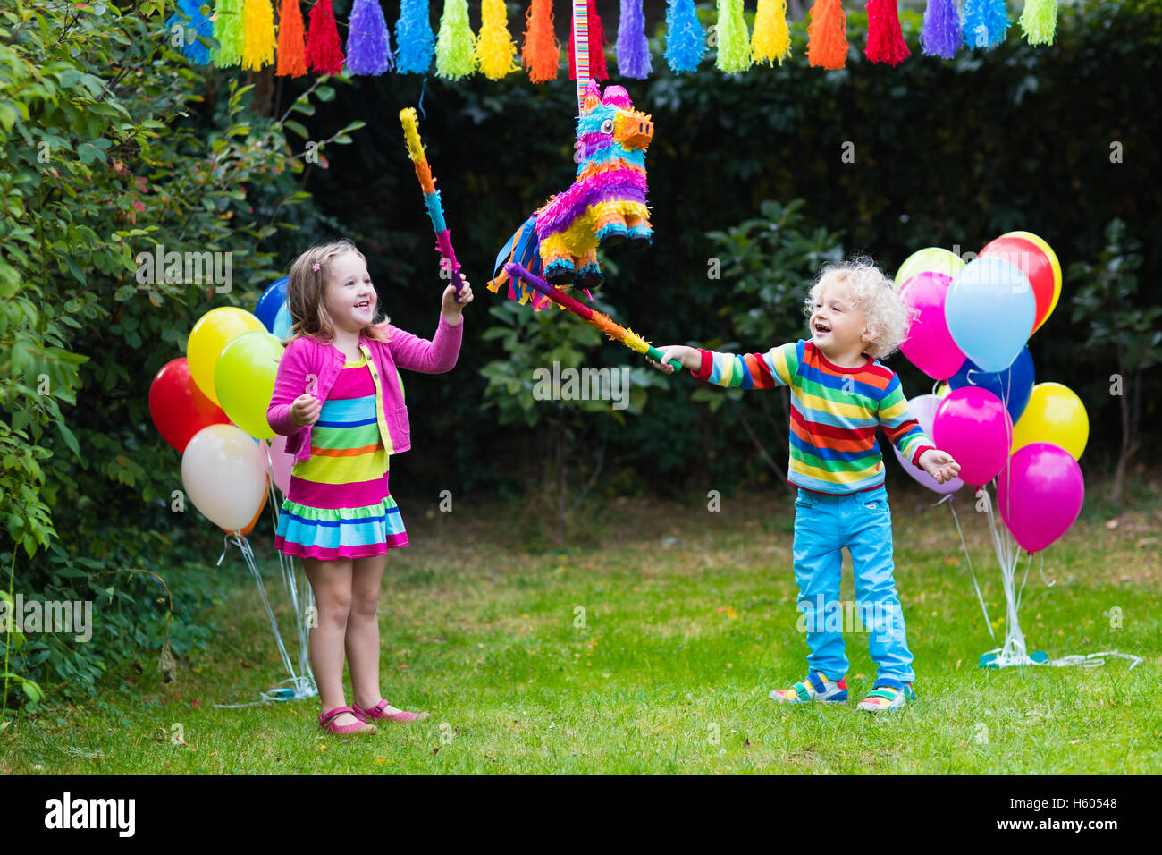 Kids party piñata fotografías e imágenes de alta resolución - Alamy