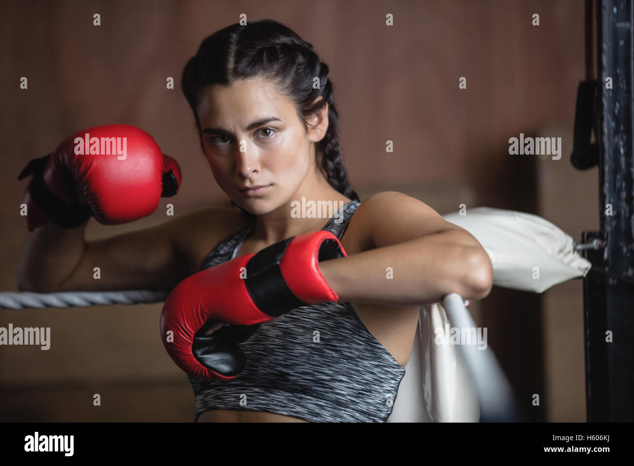 Imagen de hermosa grave mujer vistiendo ropa deportiva formación en guantes  de boxeo por mar de mañana Fotografía de stock - Alamy