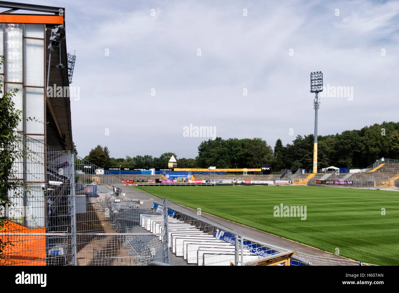 Soporte, campo de fútbol y foco en SV Darmstadt 98 del estadio del club de fútbol alemán Darmstadt, Hesse, Alemania Foto de stock