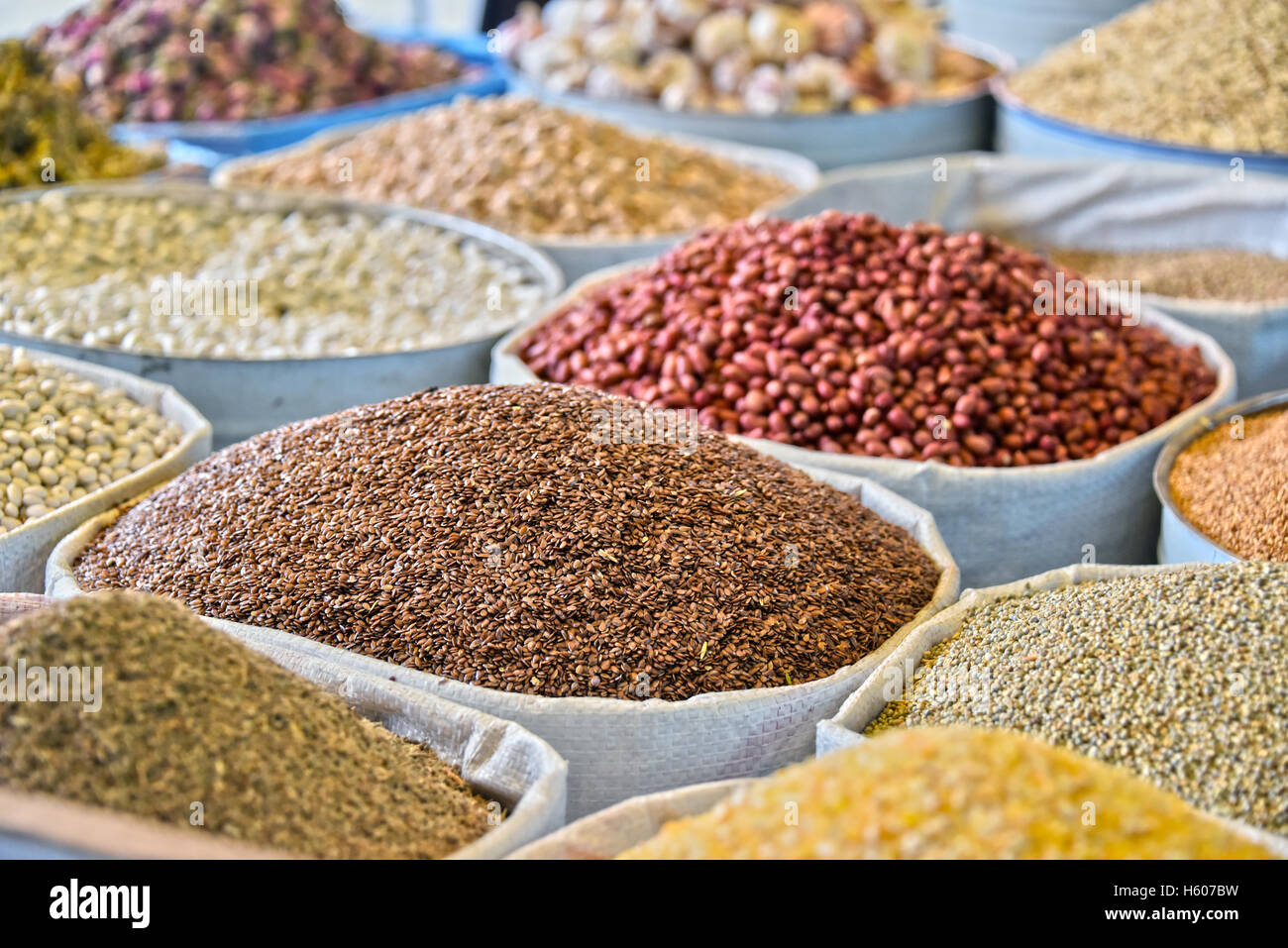 Productos alimenticios secos en la calle árabe puesto en el mercado. Foto de stock