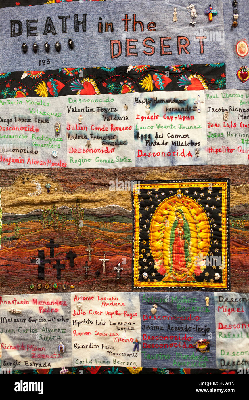 Tucson, Arizona - una colcha hecha de ropa dejada por los migrantes en el desierto de Arizona algunos documentos de 3.000 muertes desde 2000. Foto de stock