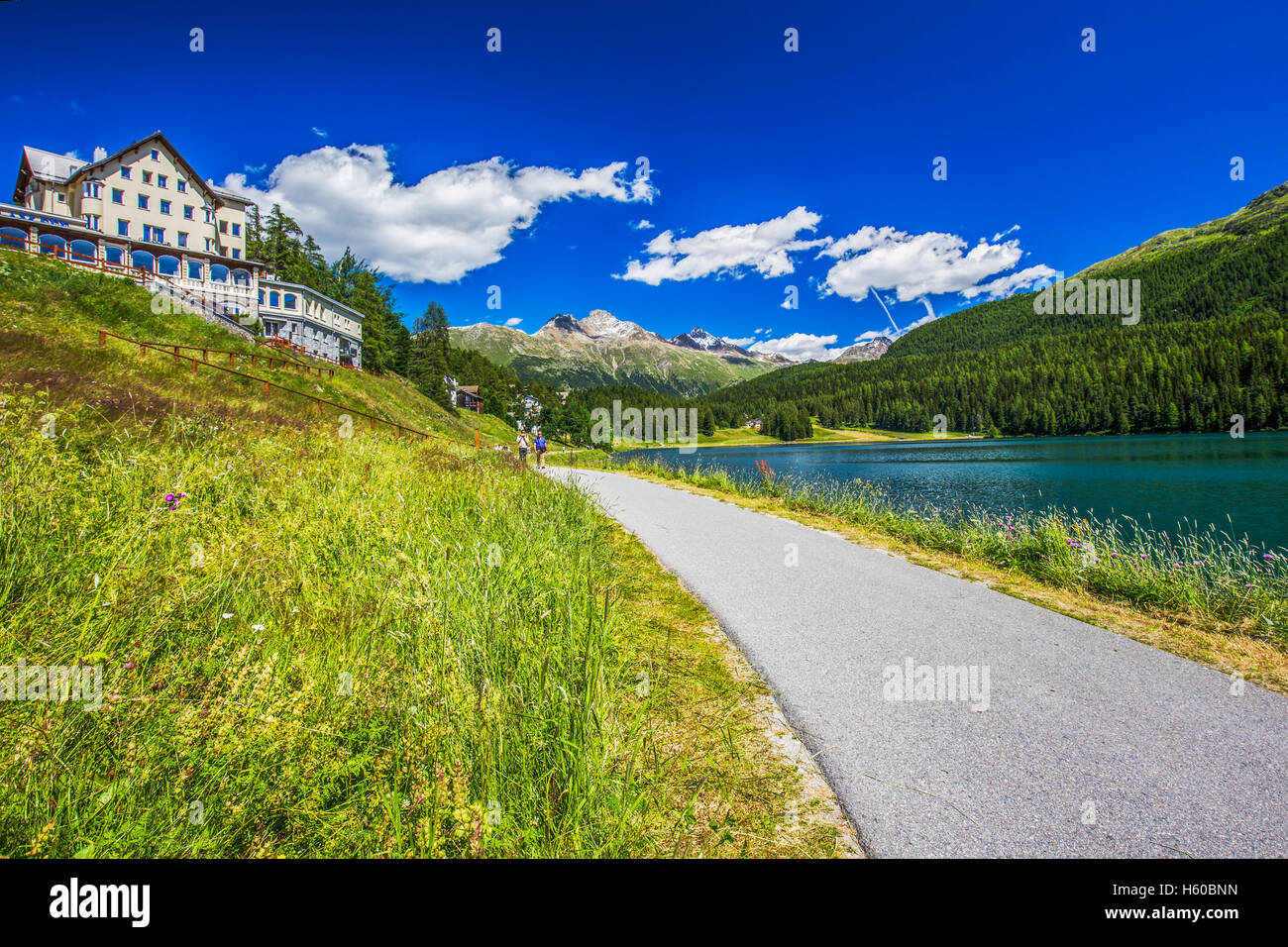 Sankt Moritz lago. San Moritz (Alemán - Sankt Moritz; Italiano - San Maurizio) es un gran resort alpino en th Foto de stock
