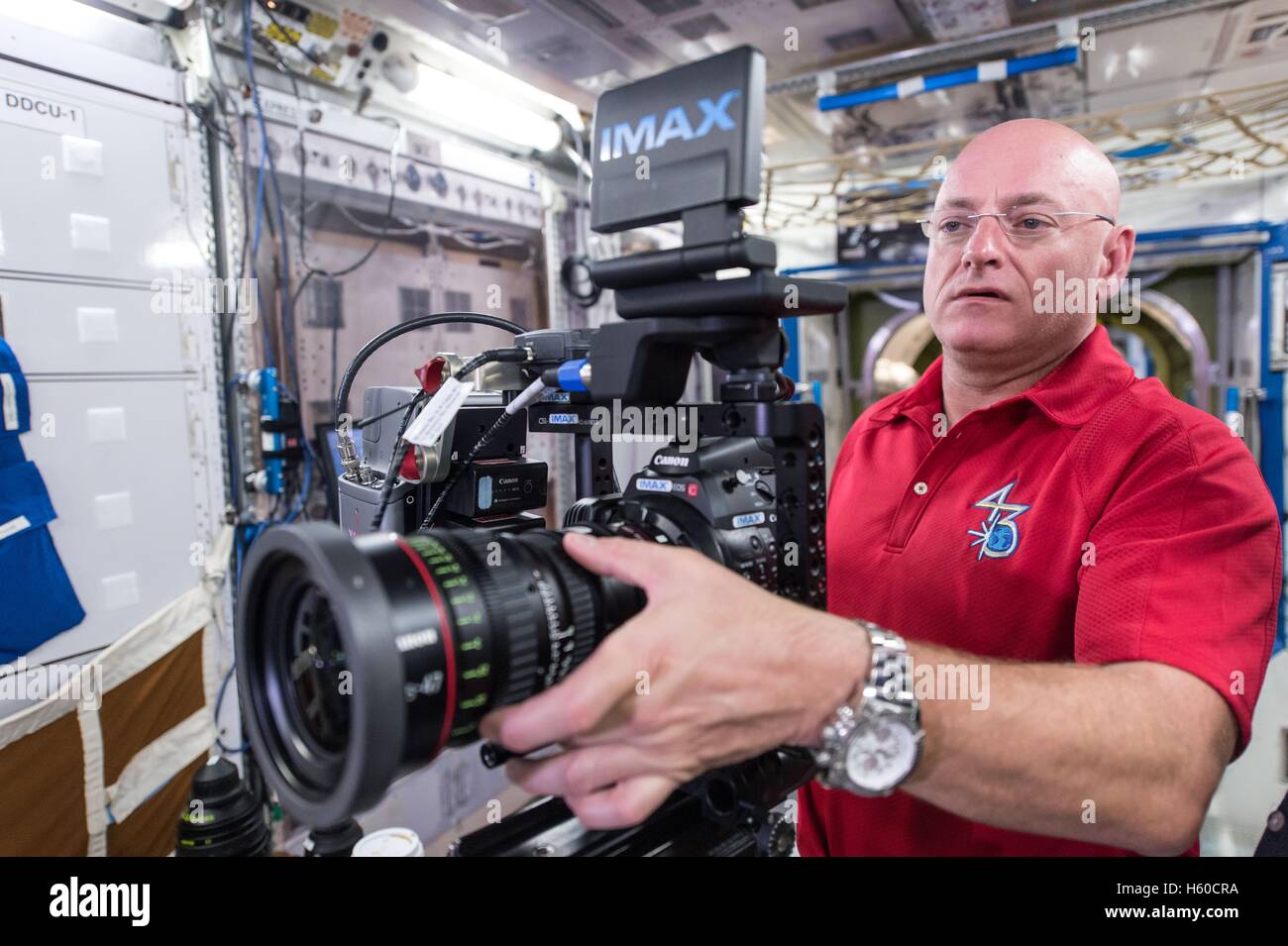 El astronauta de la NASA Scott Kelly sufre IMAX cinematografía capacitación  en una estación espacial internacional mock-up en el Centro Espacial  Johnson Space el 5 de agosto de 2014 en Houston, Texas.