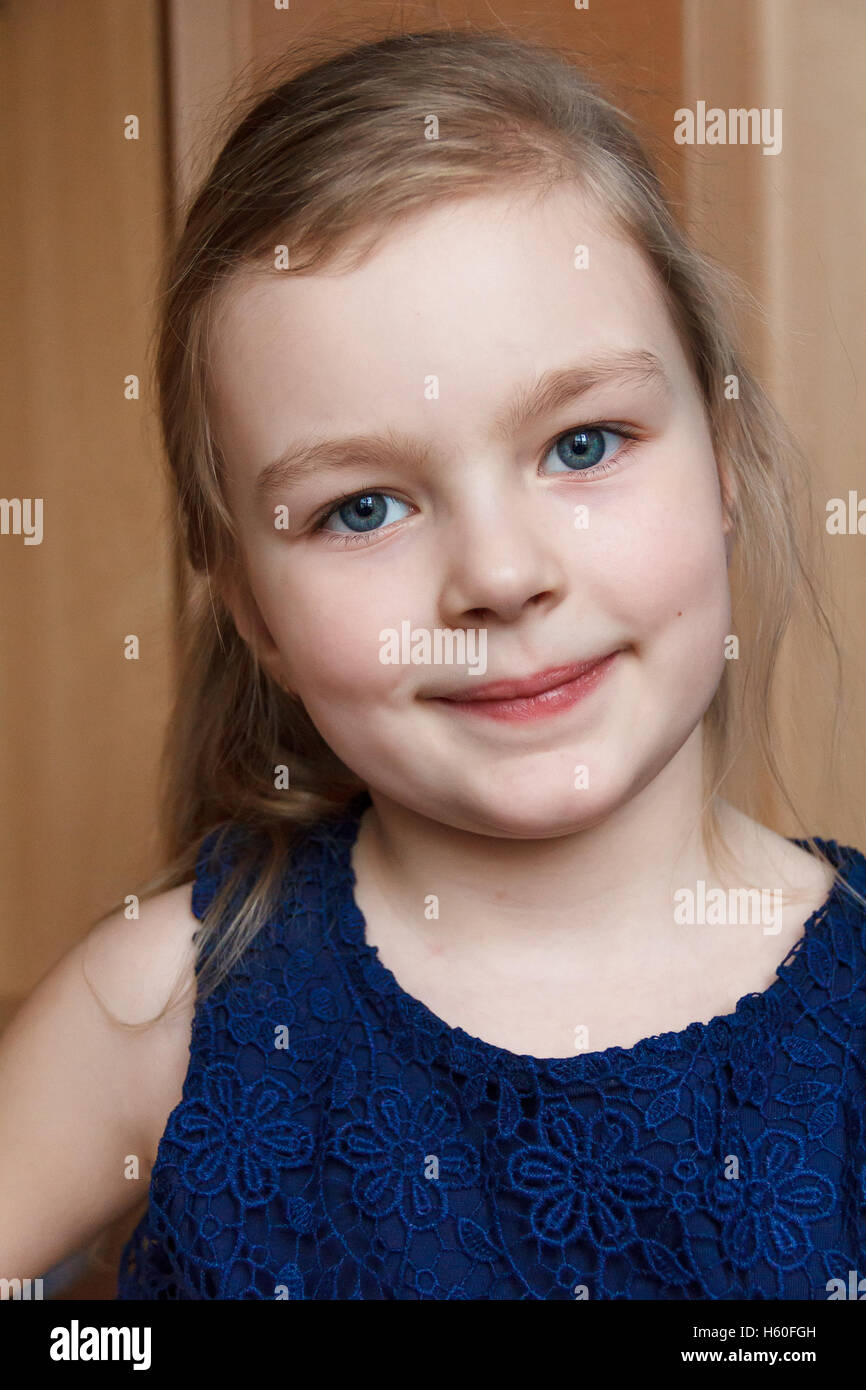 Retrato de hermosa chica rubia caucásica interiores sonriente Foto de stock