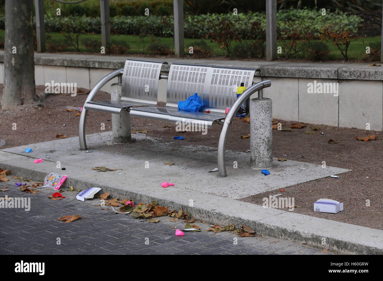 Bombonas de óxido nitroso, globos y cajas de basura por el camino del Támesis después de jóvenes pasan la noche inhalando el gas hilarante. Foto de stock