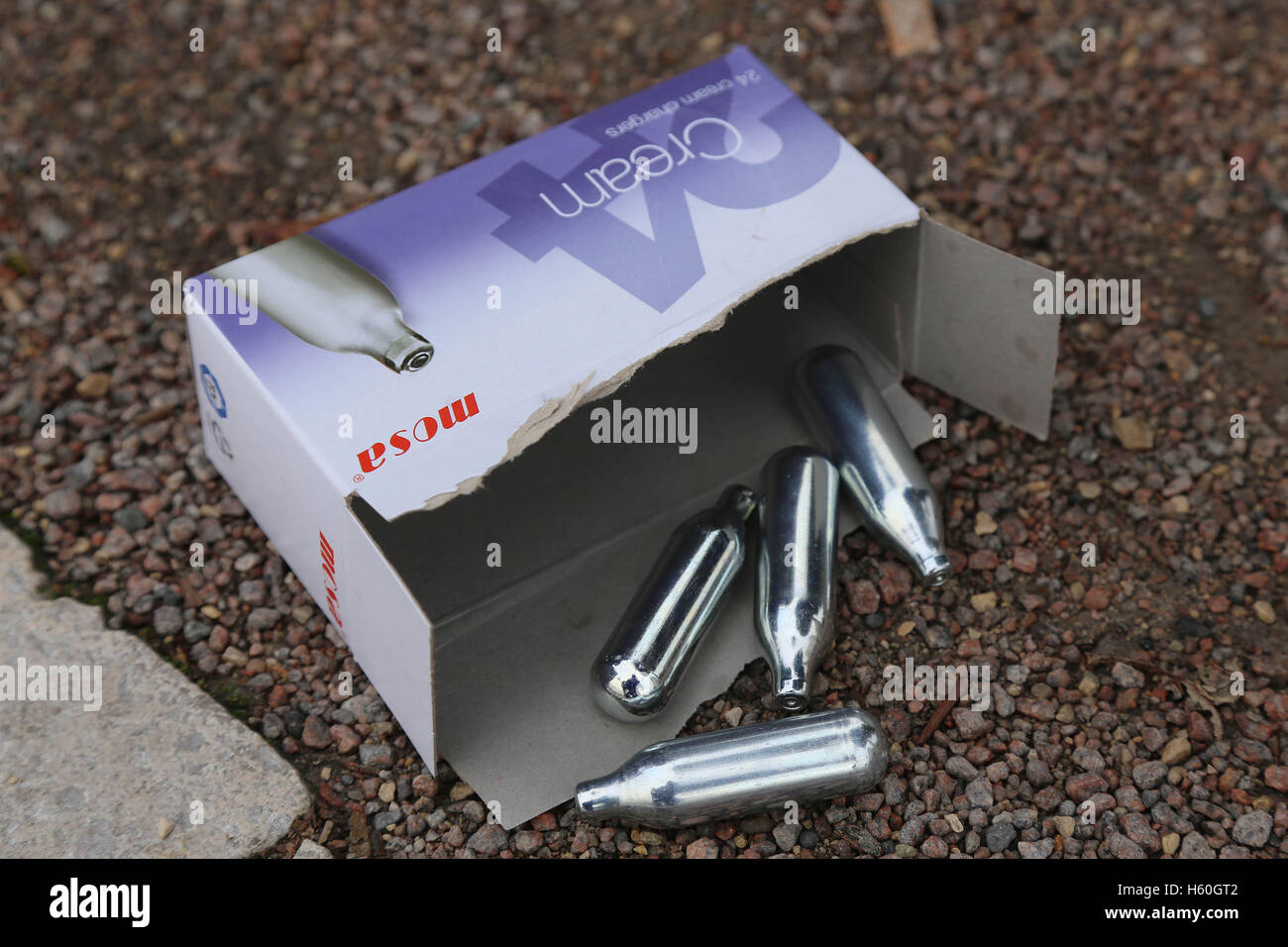 Bombonas de óxido nitroso, globos y cajas de basura por el camino del Támesis después de jóvenes pasan la noche inhalando el gas hilarante. Foto de stock