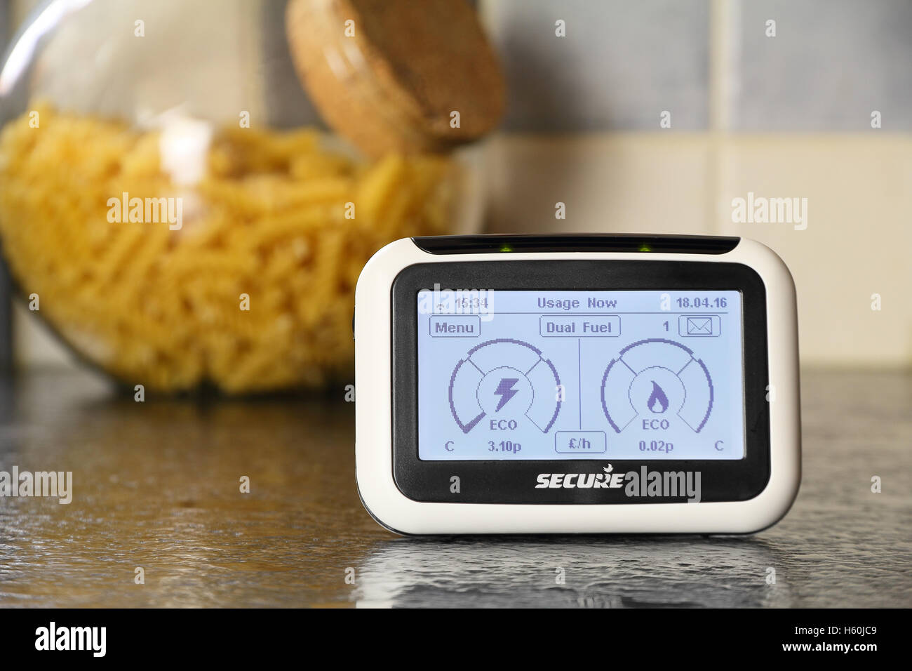 Medidor de gas inteligente puede ser leído de forma remota y suministrar información en tiempo real para el dueño de la casa Foto de stock
