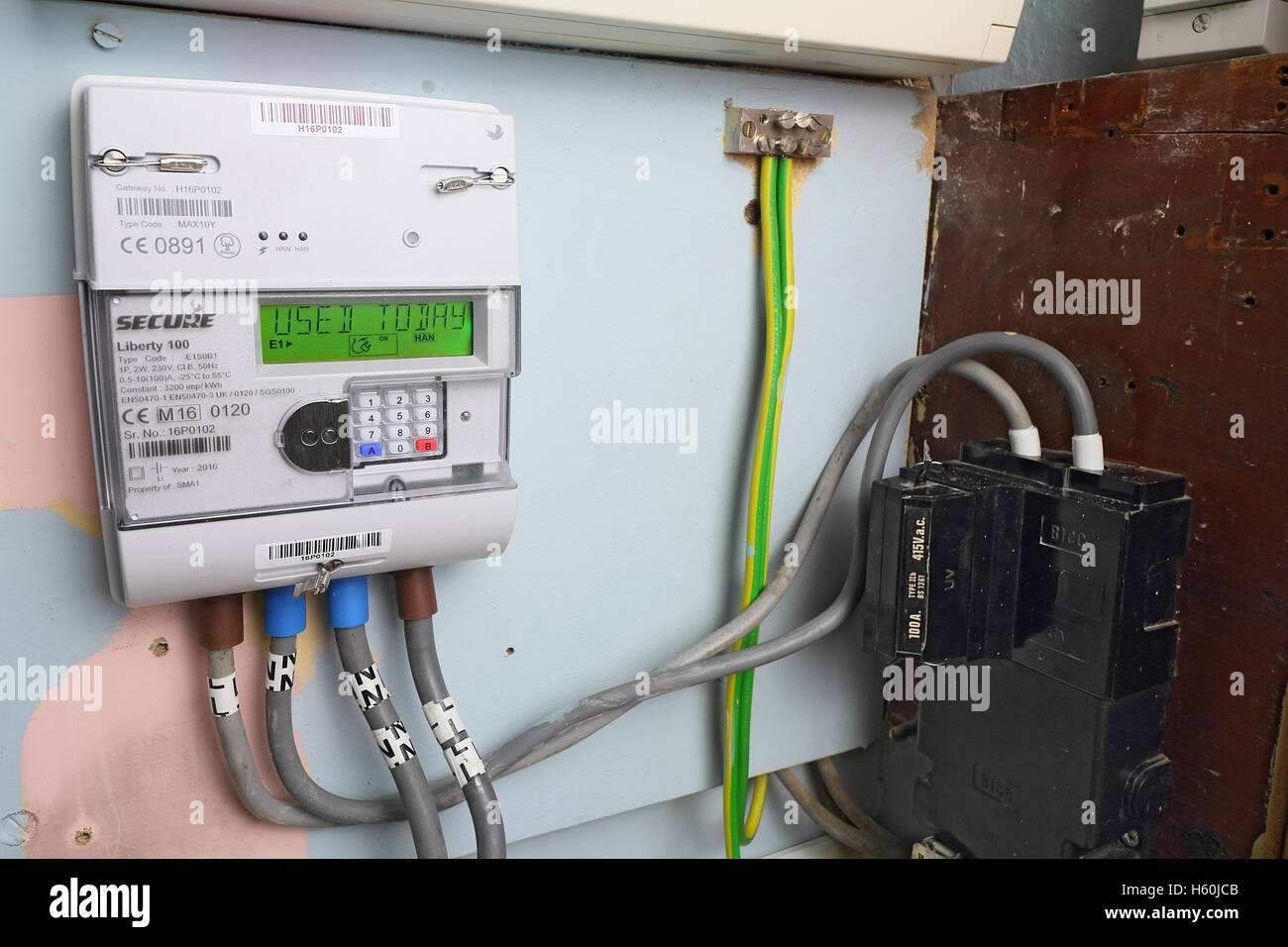 Medidor de gas inteligente puede ser leído de forma remota y suministrar información en tiempo real para el dueño de la casa Foto de stock