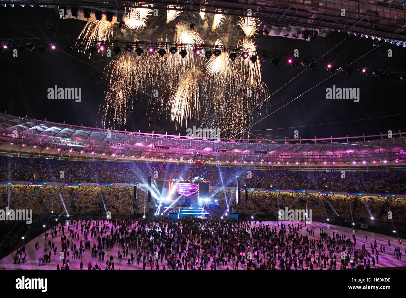 Los espectadores ver los fuegos artificiales al final de la ceremonia de apertura de los principales Euro-2012 arena - Estadio Olímpico (NSC Olimpiysky) Foto de stock