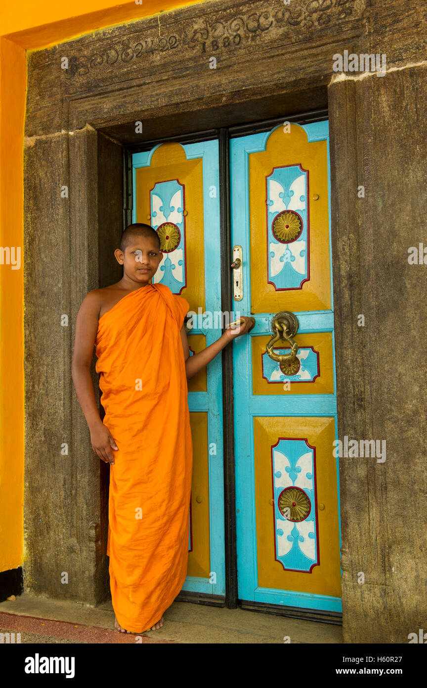 Monje en el templo rock Dhowa, Ella, Sri Lanka Foto de stock