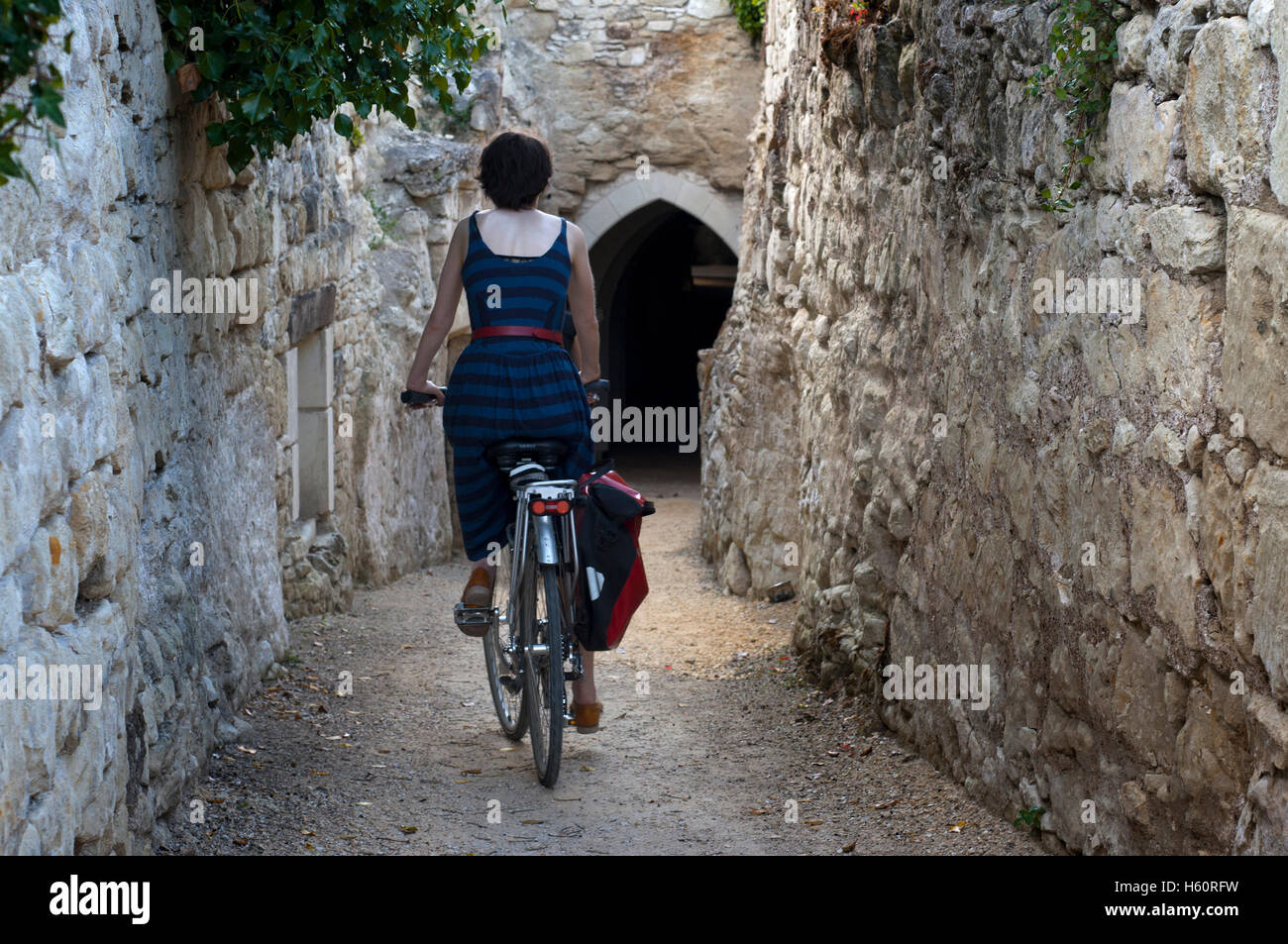Ciudad Souzay-Champigny trogloditas. Bicicleta de Fontevraud a Saumur, Valle del Loira, Francia. Veinte kilómetros de bicicleta desde F Foto de stock