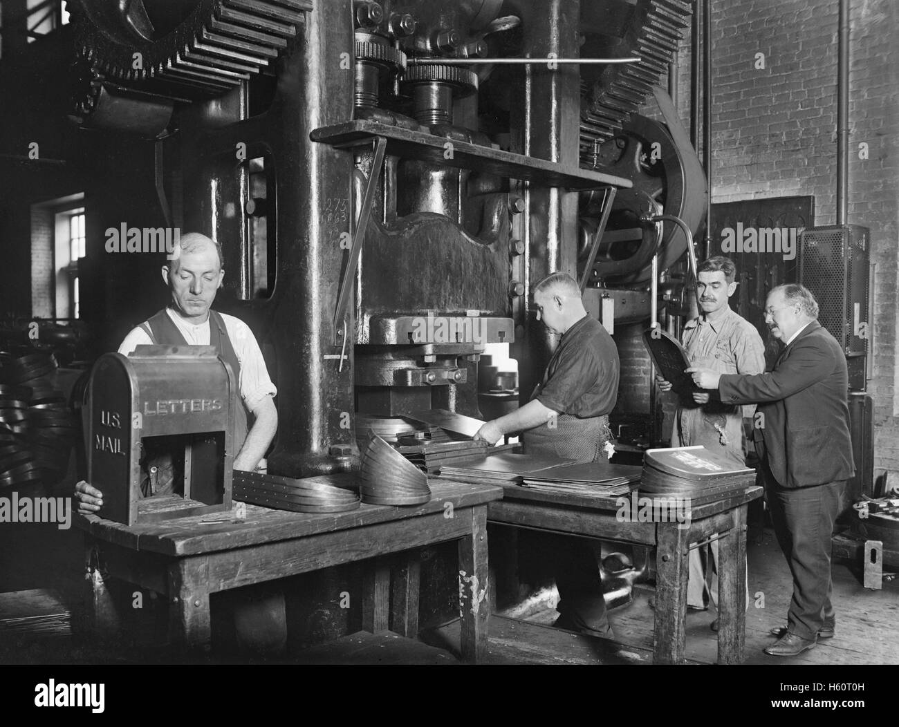 Los trabajadores que buzones, Washington Navy Yard, Washington DC, EE.UU., National Photo Company, noviembre de 1922 Foto de stock