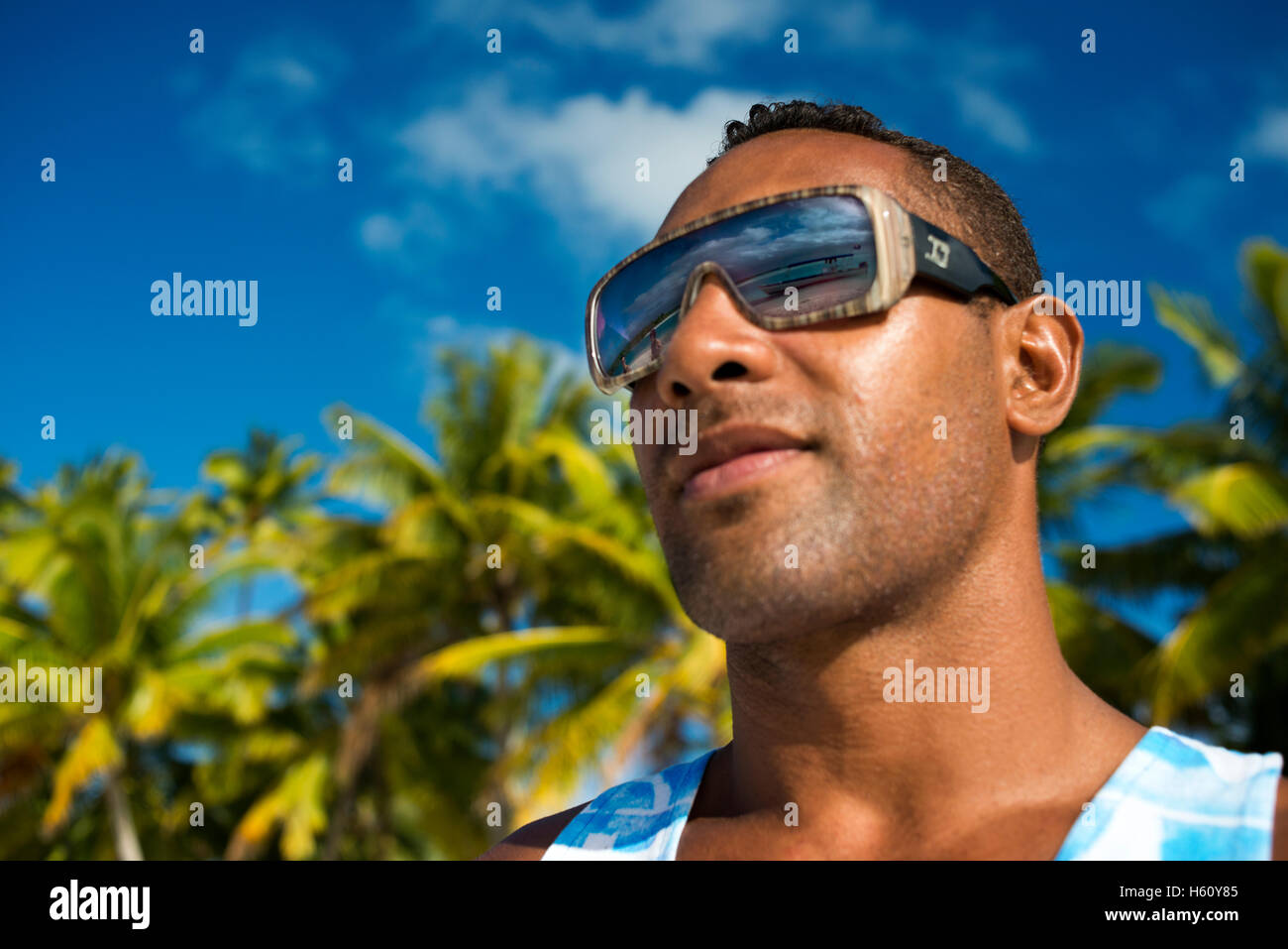 Uno de los habitantes de una isla de pie con sus gafas de sol. Aitutaki - el destino de vacaciones más populares en las Islas Cook Foto de stock