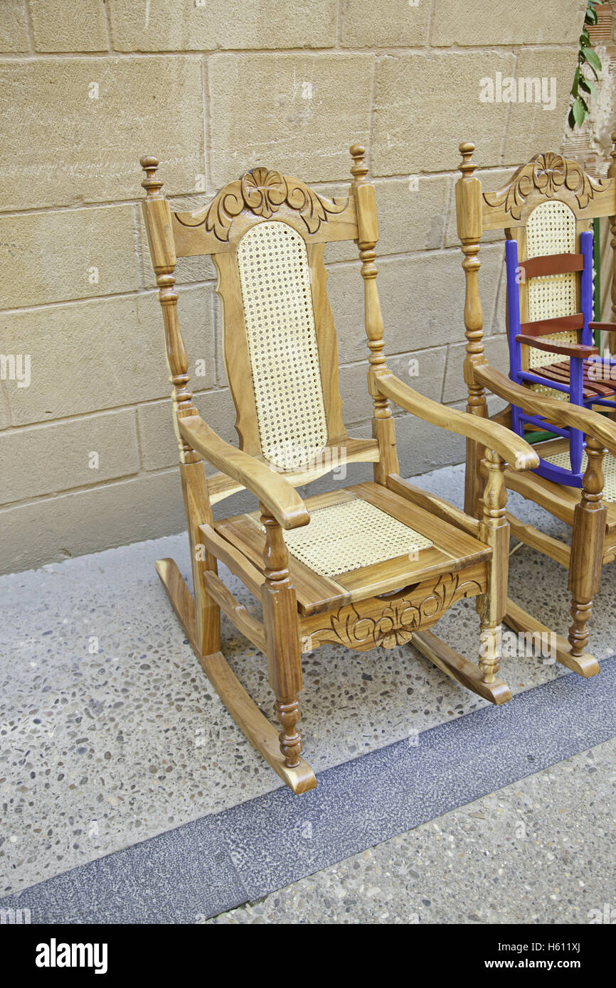 Sillas de madera antigua, los asientos ??por los artesanos de la madera,  tradición española Fotografía de stock - Alamy
