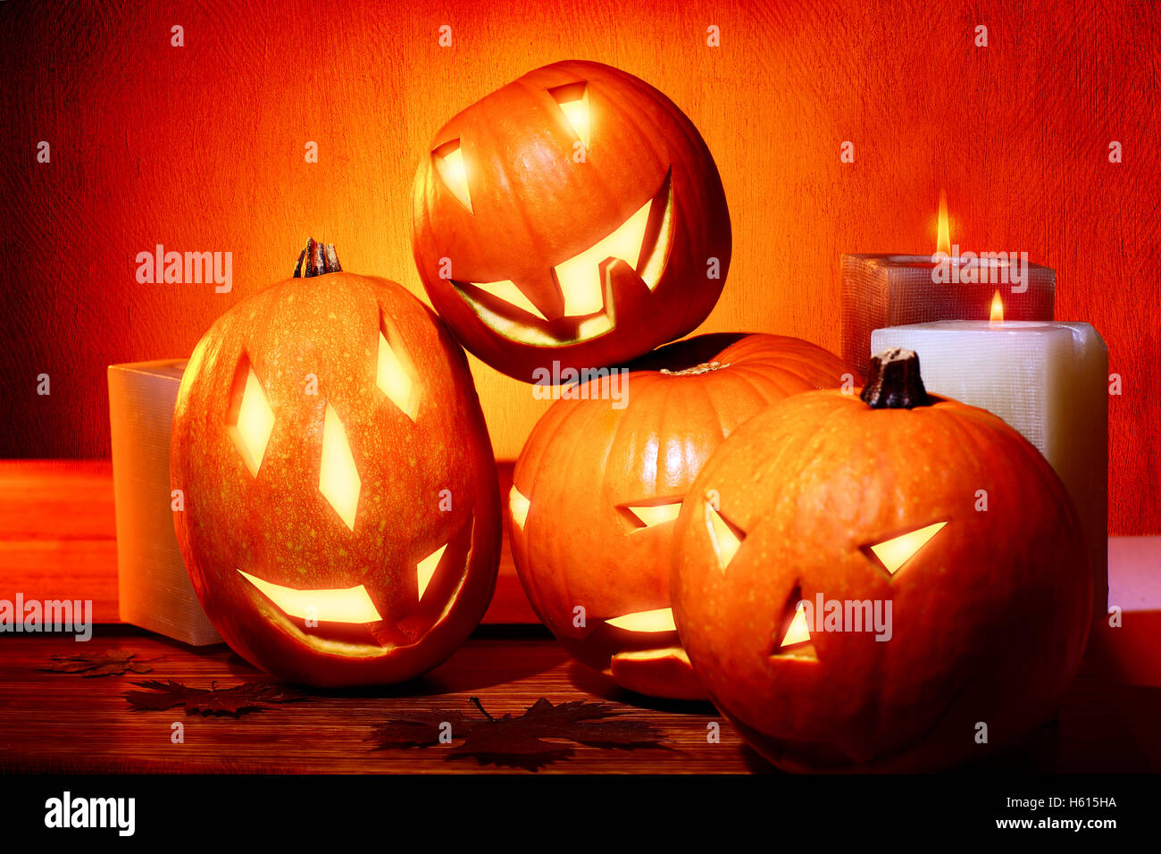 Elegante decoración de Halloween, calabazas talladas con caras tenebrosas y velas como decoración para la fiesta de Halloween Foto de stock