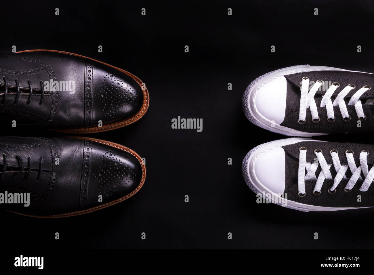 Zapatos mixtos. Oxford zapato y zapatillas sobre fondo negro. Diferentes  estilos de moda hombre. Compare de formal e informal. Top vi Fotografía de  stock - Alamy