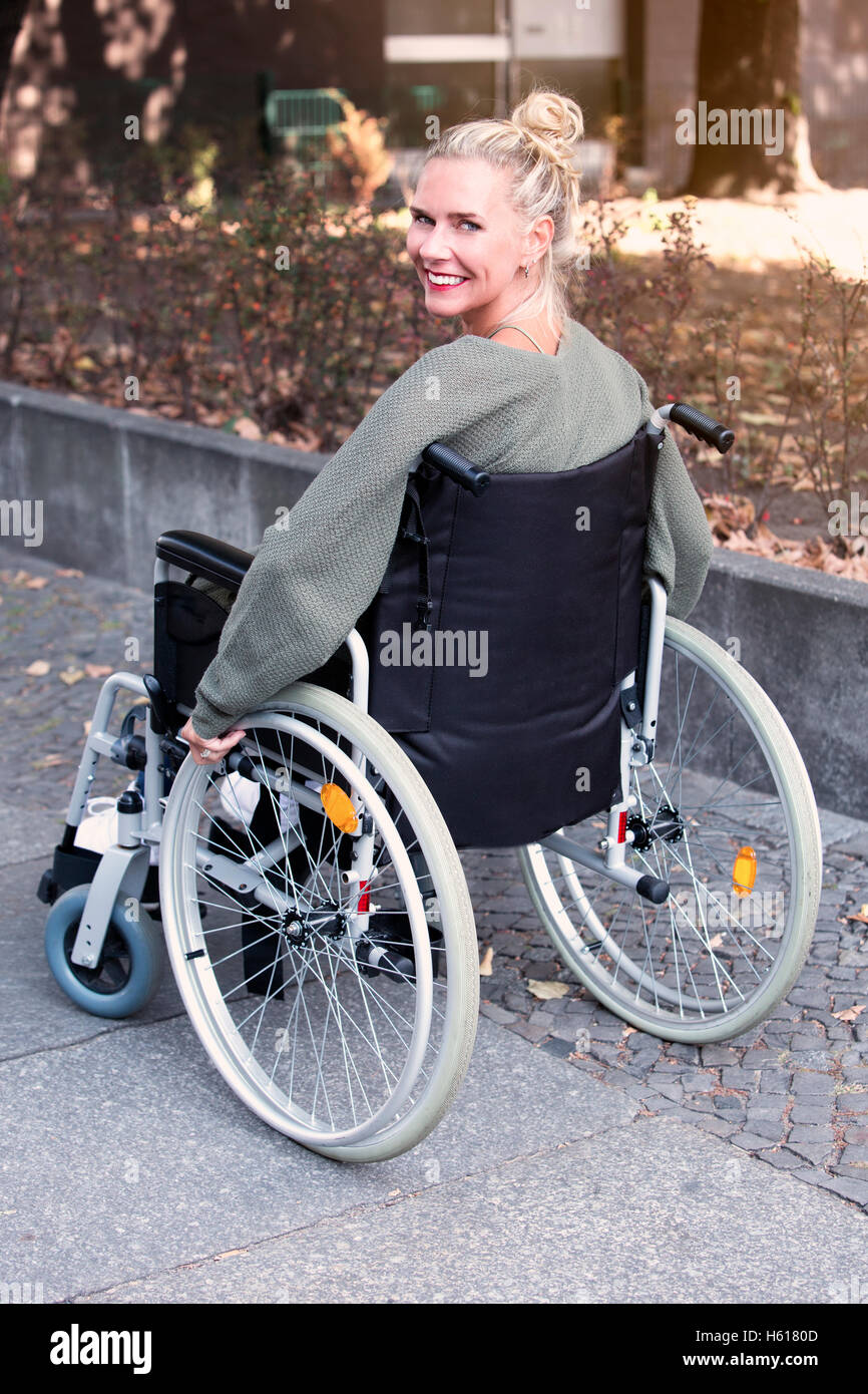 Mujer en silla de ruedas fotografías e imágenes de alta resolución - Alamy