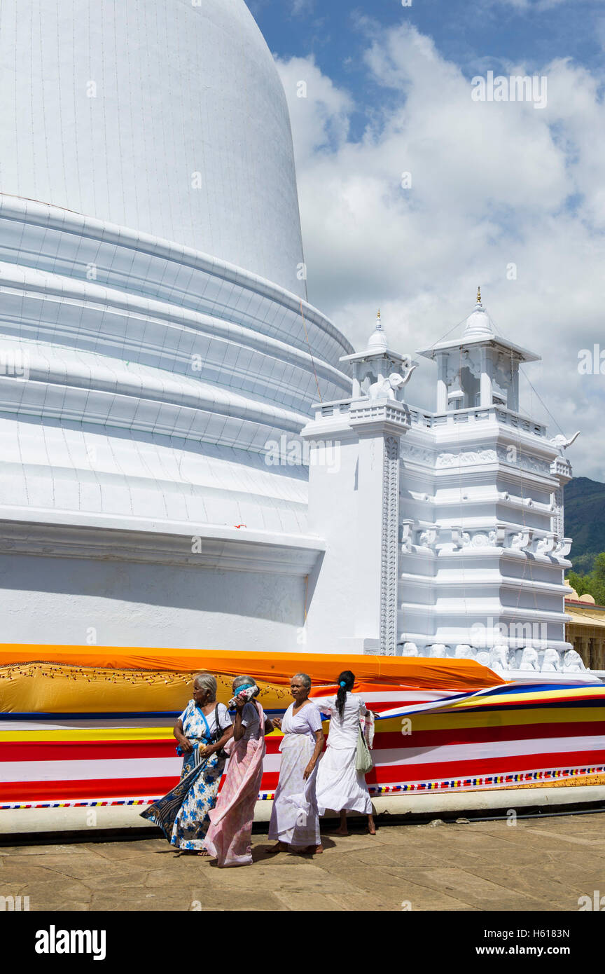 Stupa, Mahinyangana Raja Maha Vihara, Mahiyangana, Sri Lanka Foto de stock