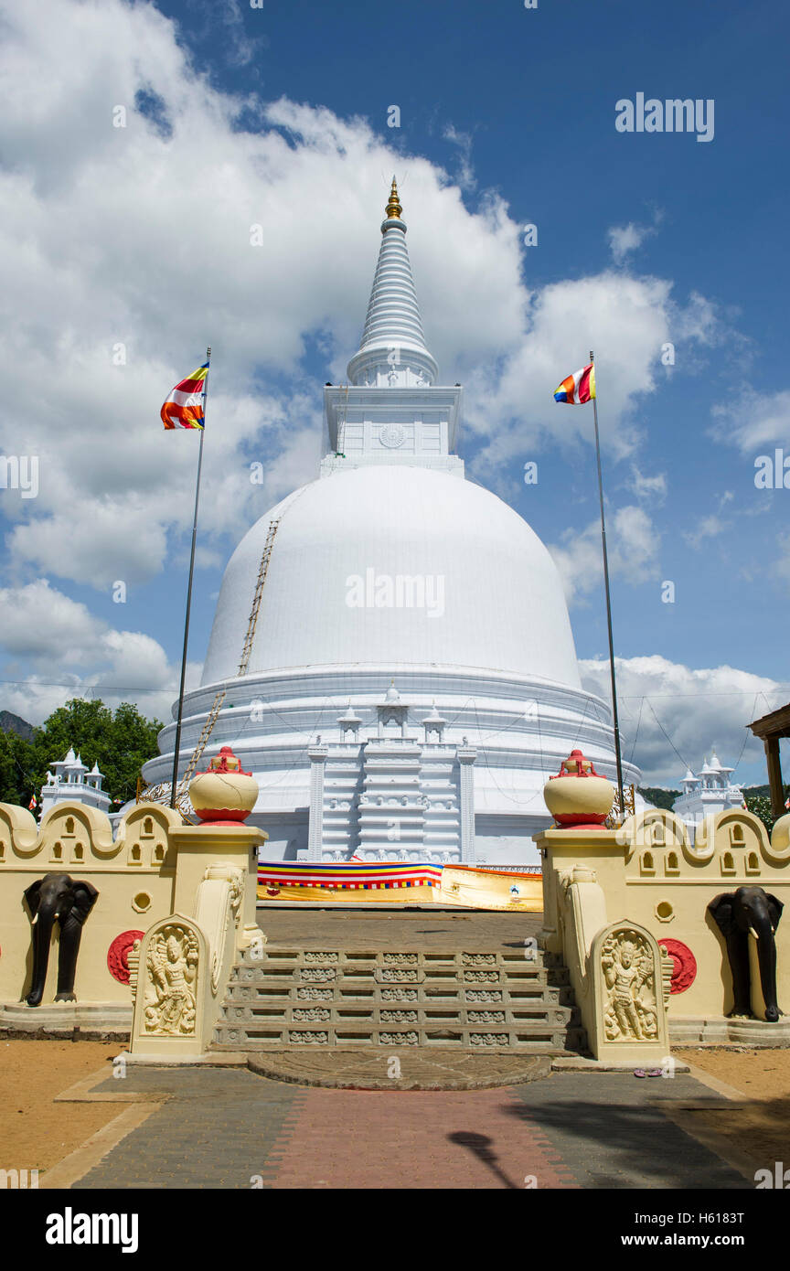 Stupa, Mahinyangana Raja Maha Vihara, Mahiyangana, Sri Lanka Foto de stock