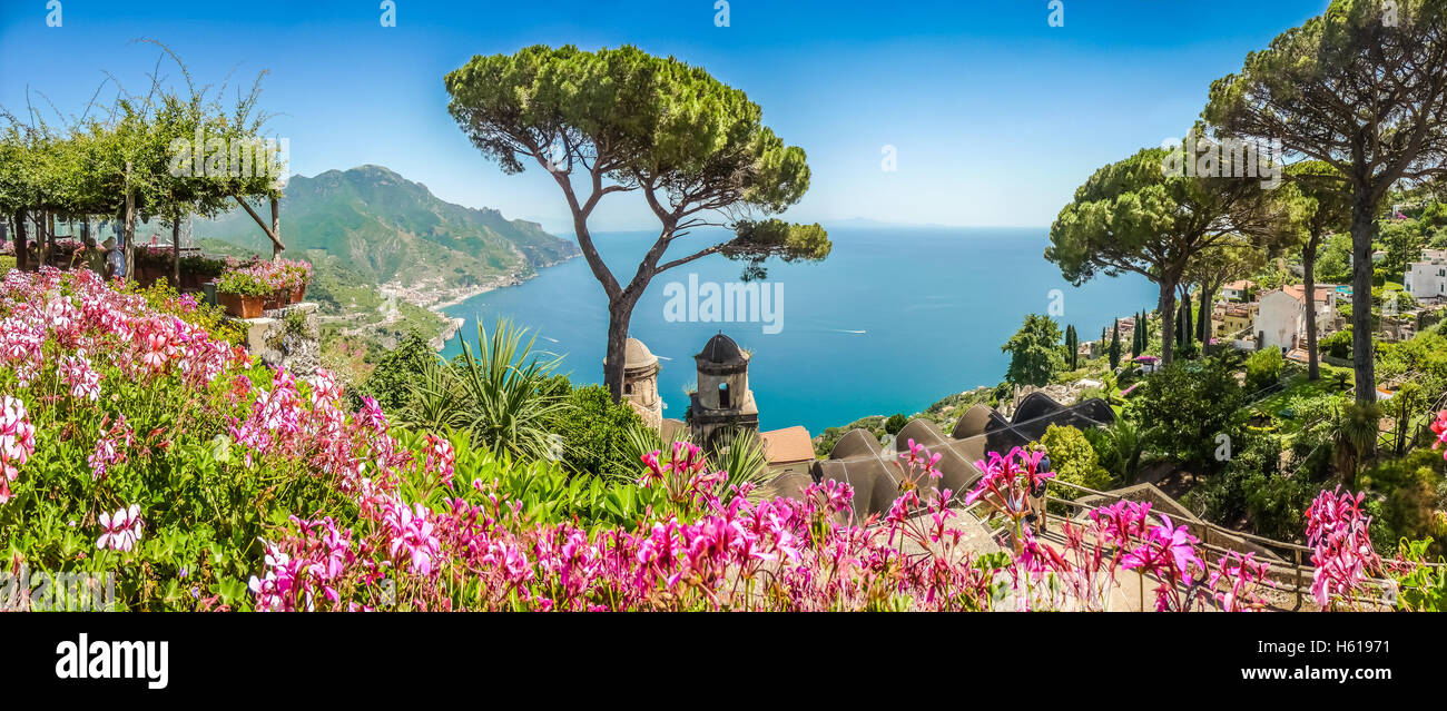 Pintorescas vistas de postal de la famosa costa de Amalfi con el Golfo de Salerno desde Villa Rufolo jardines en Ravello, Campania, Italia Foto de stock