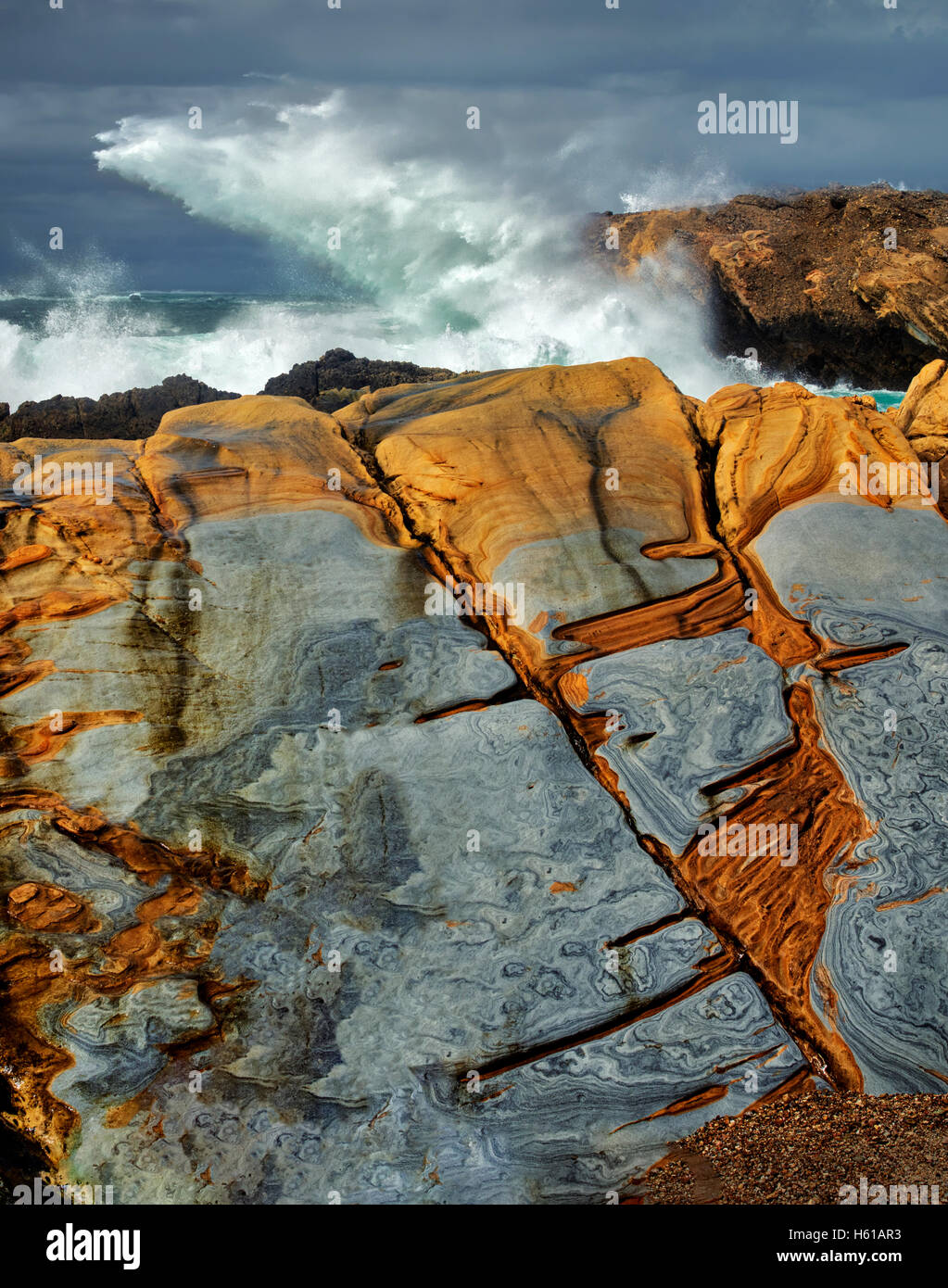 Las rocas de piedra arenisca coloridas y las olas. Point Lobos State Reserve. California Foto de stock