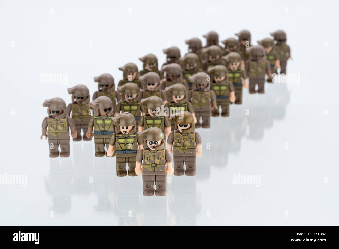 Soldados de juguete se alinean en desfile - metáfora para las Fuerzas  Armadas, el trabajo en equipo, trabajando juntos, regimentación, Fuerza de  Defensa Europea Fotografía de stock - Alamy