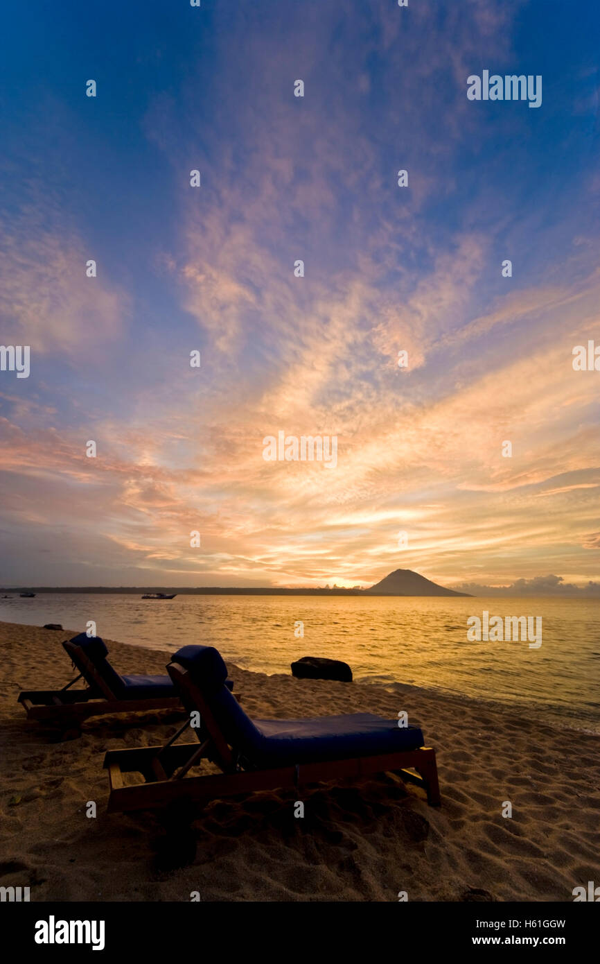 Hamacas en frente de Sunset, el Siladen island, Sulawesi, Indonesia, el sudeste de Asia Foto de stock