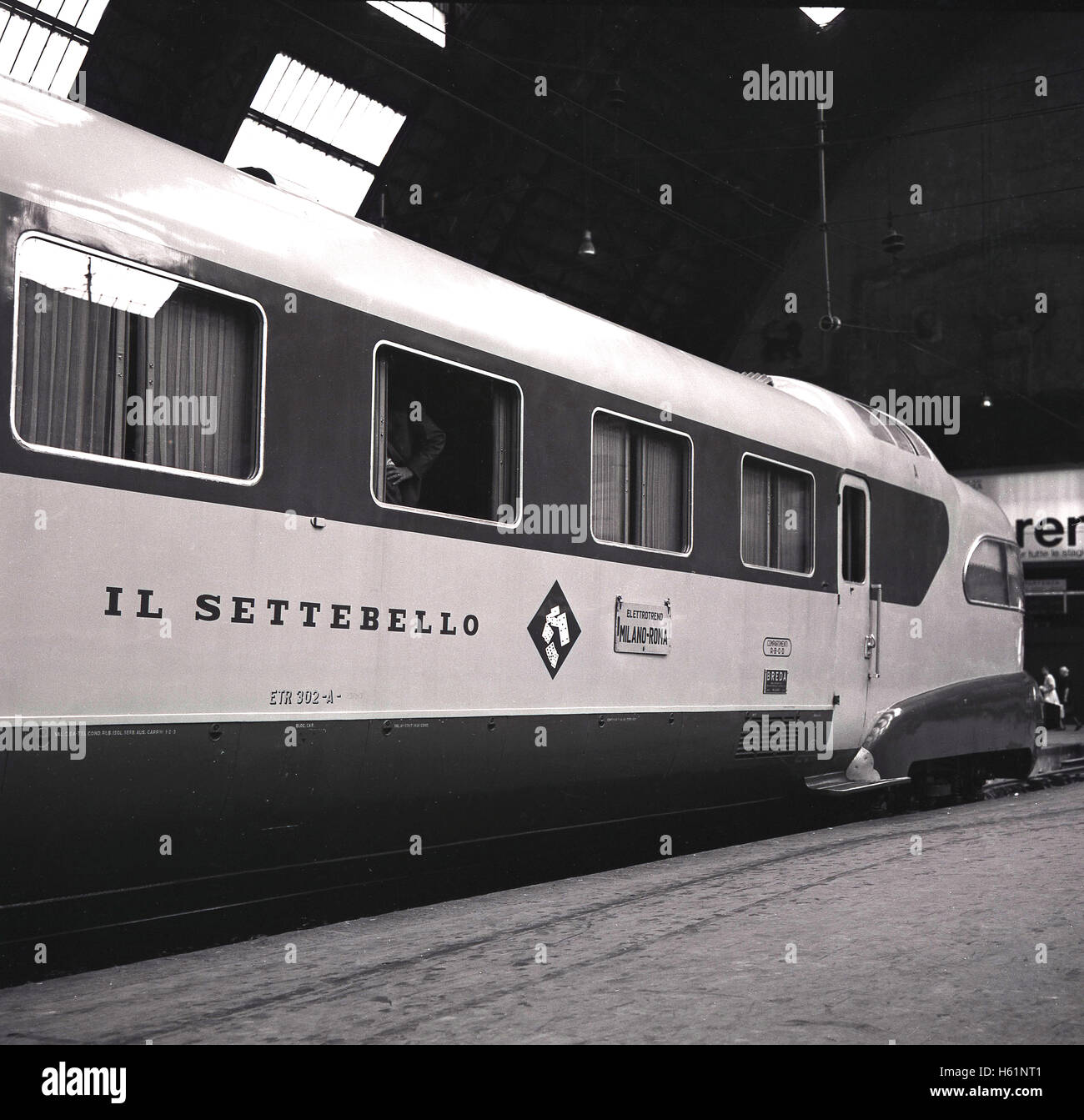 1950, histórico, el famoso italiano Intercity de alta velocidad Milán-Roma  tren 'Il Settebello' en la estación de tren de Roma, destaca por su diseño  futurista y con salones de observación en la
