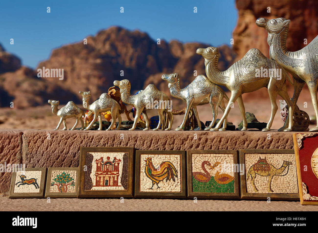 Recuerdos de camello en venta a la Urna Tumba de las Tumbas Reales de rock en la ciudad de Petra, Jordania Foto de stock