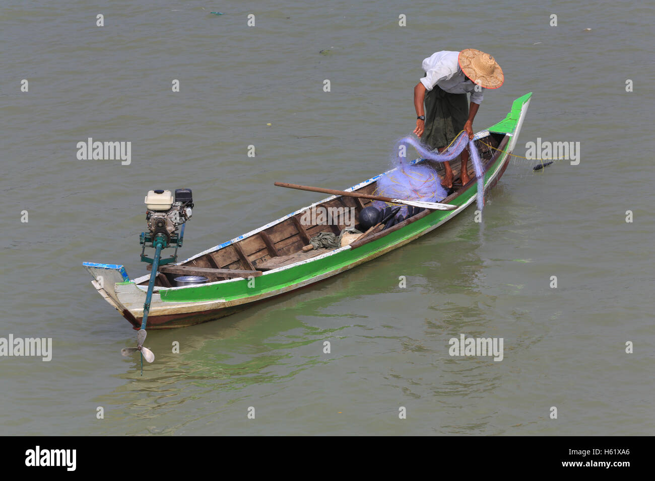 Configuración de un pescador solitario net desde un pequeño barco el río Irrawaddy Myanmar (Birmania Fotografía de stock - Alamy