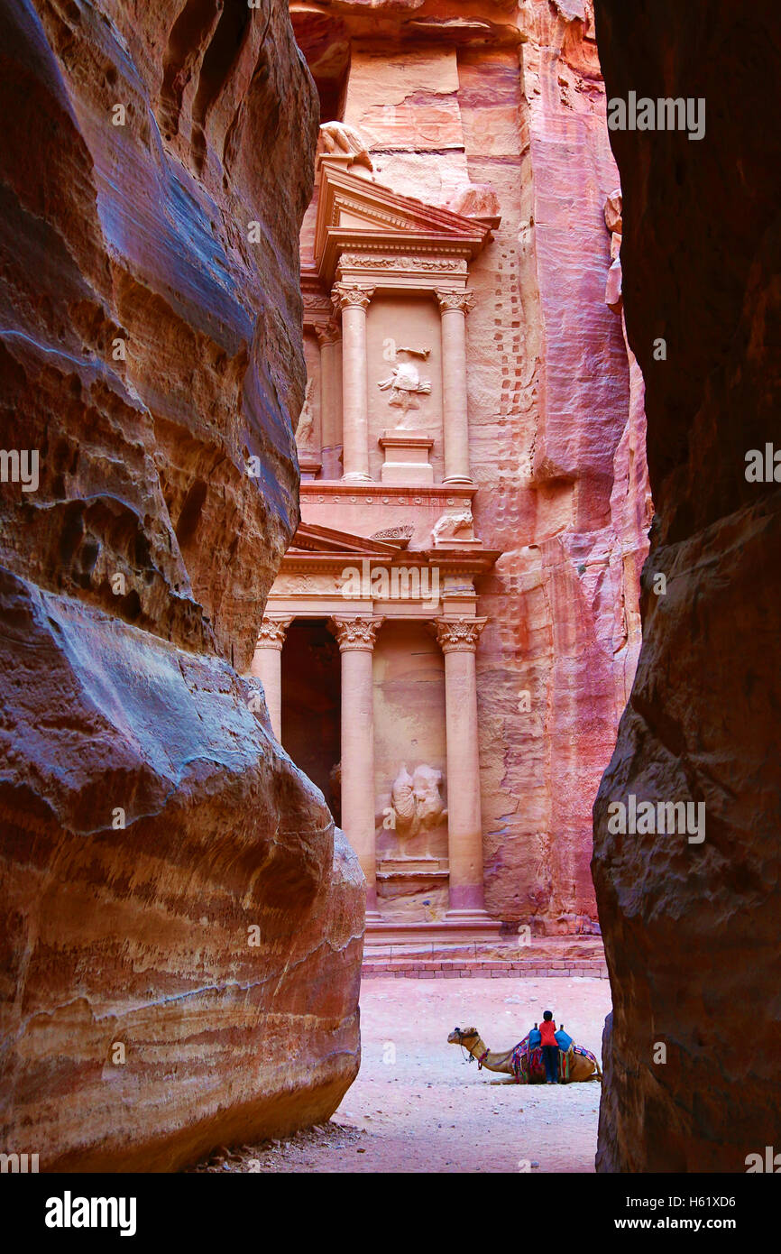 Vista de la Tesorería, Al-Khazneh, desde el Siq, Petra, Jordania Foto de stock
