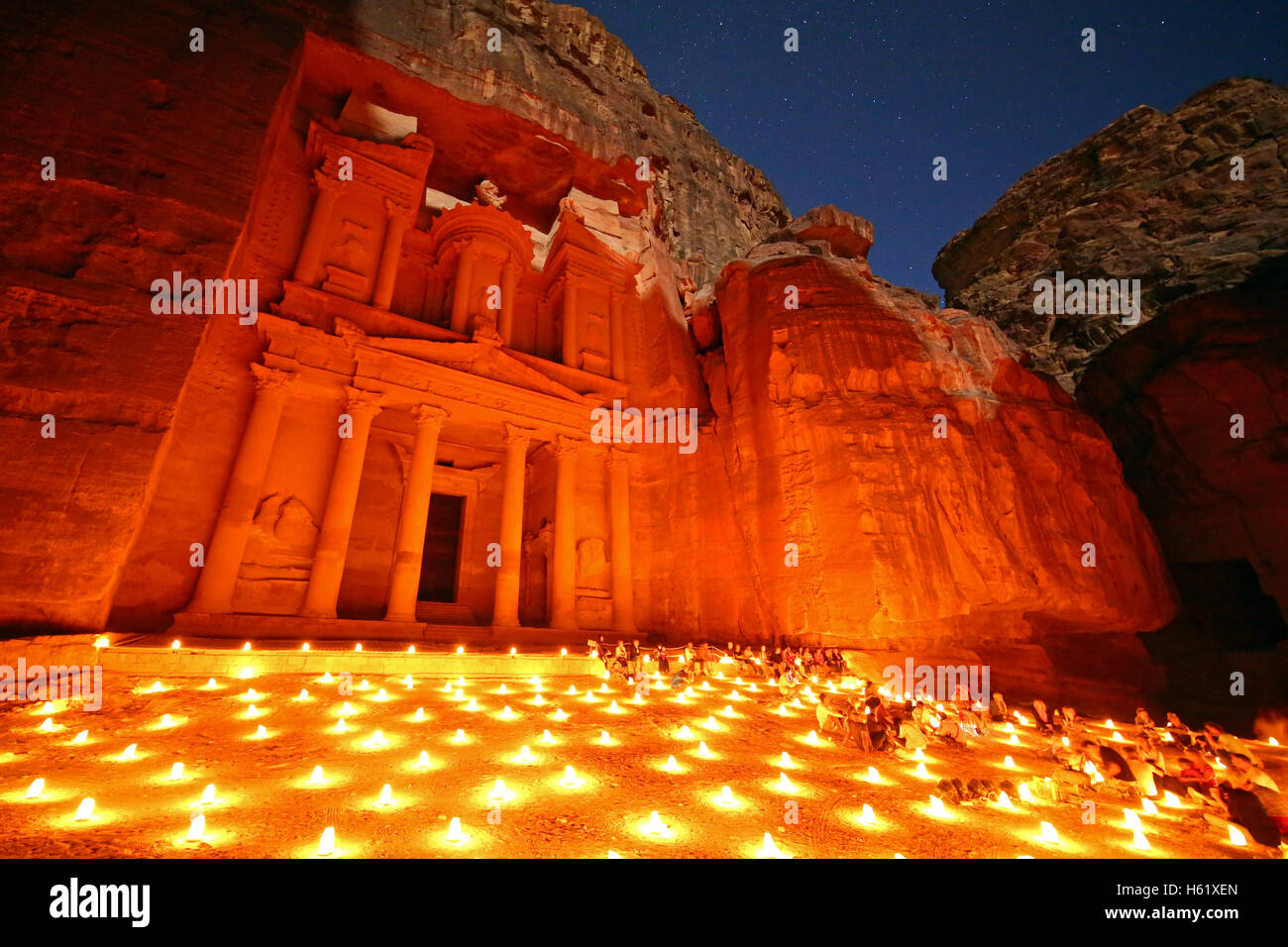 Vista de la Tesorería, Al-Khazneh, en la noche con velas, Petra, Jordania Foto de stock
