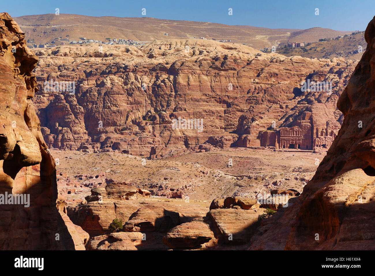 Tumbas en las rocas de piedra arenisca alrededor del valle de rock en la ciudad de Petra, Jordania Foto de stock