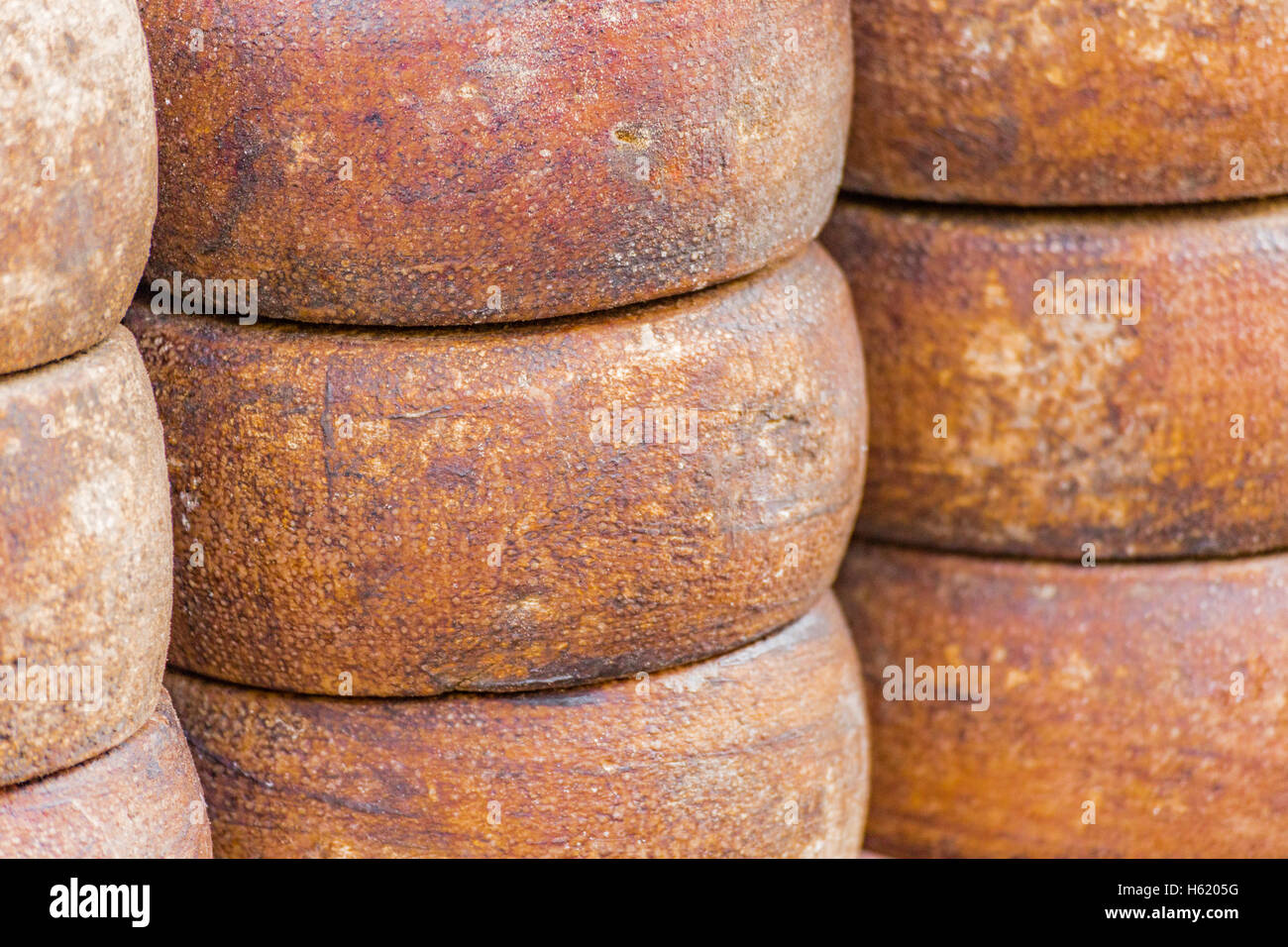 Las formas de queso sardo experimentados Foto de stock