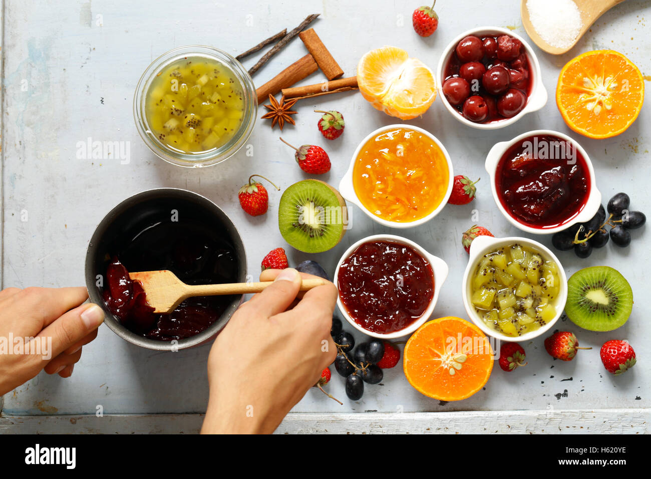 Surtido De Frutas Y Mermeladas De Frutas Conservas Caseras Bayas Y Frutas Frescas Fotografía 7124