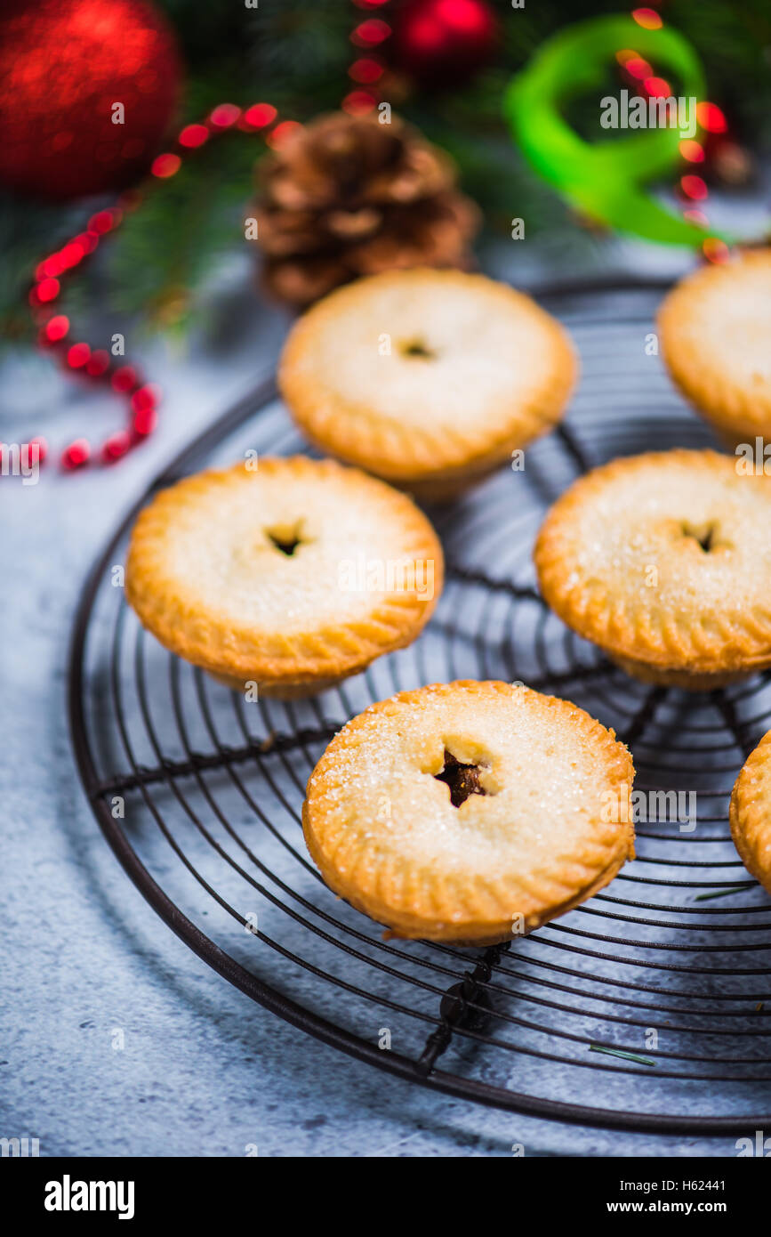 Picada tradicional inglés pasteles para Navidad en decoración festiva